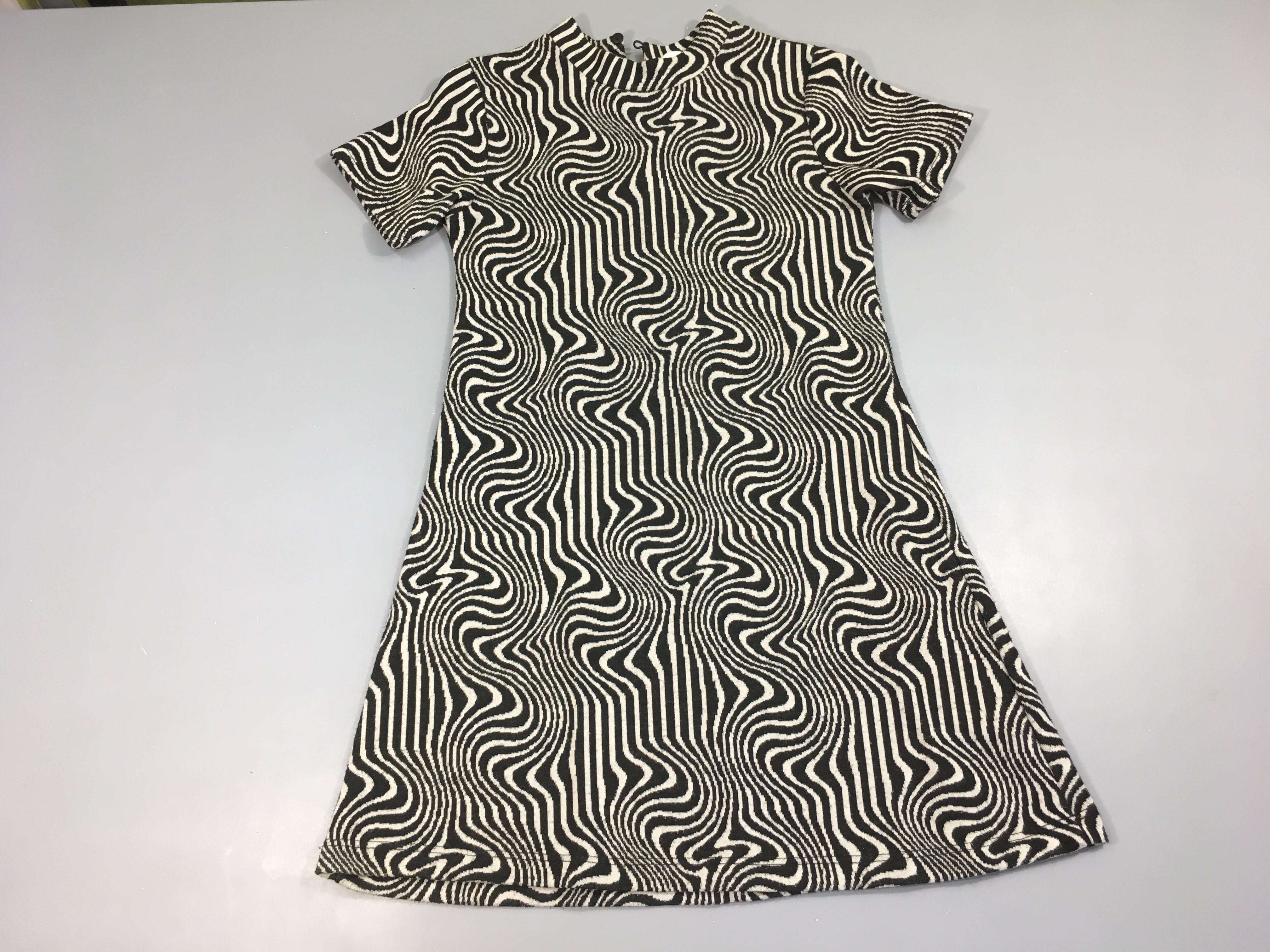 Robe m.c mailles fines noir/blanc, légèrement boulochée