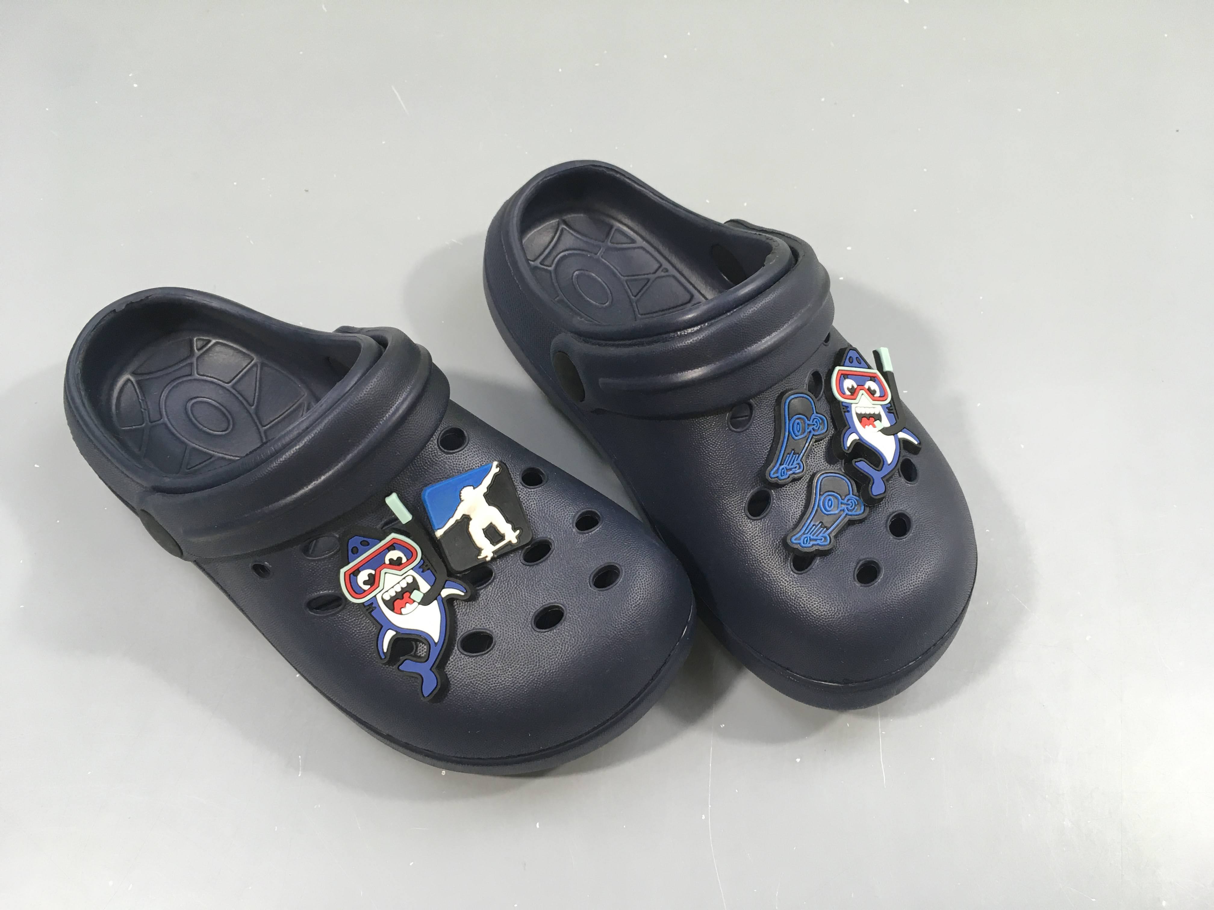 Sabots style crocs bleu foncé requins, 28