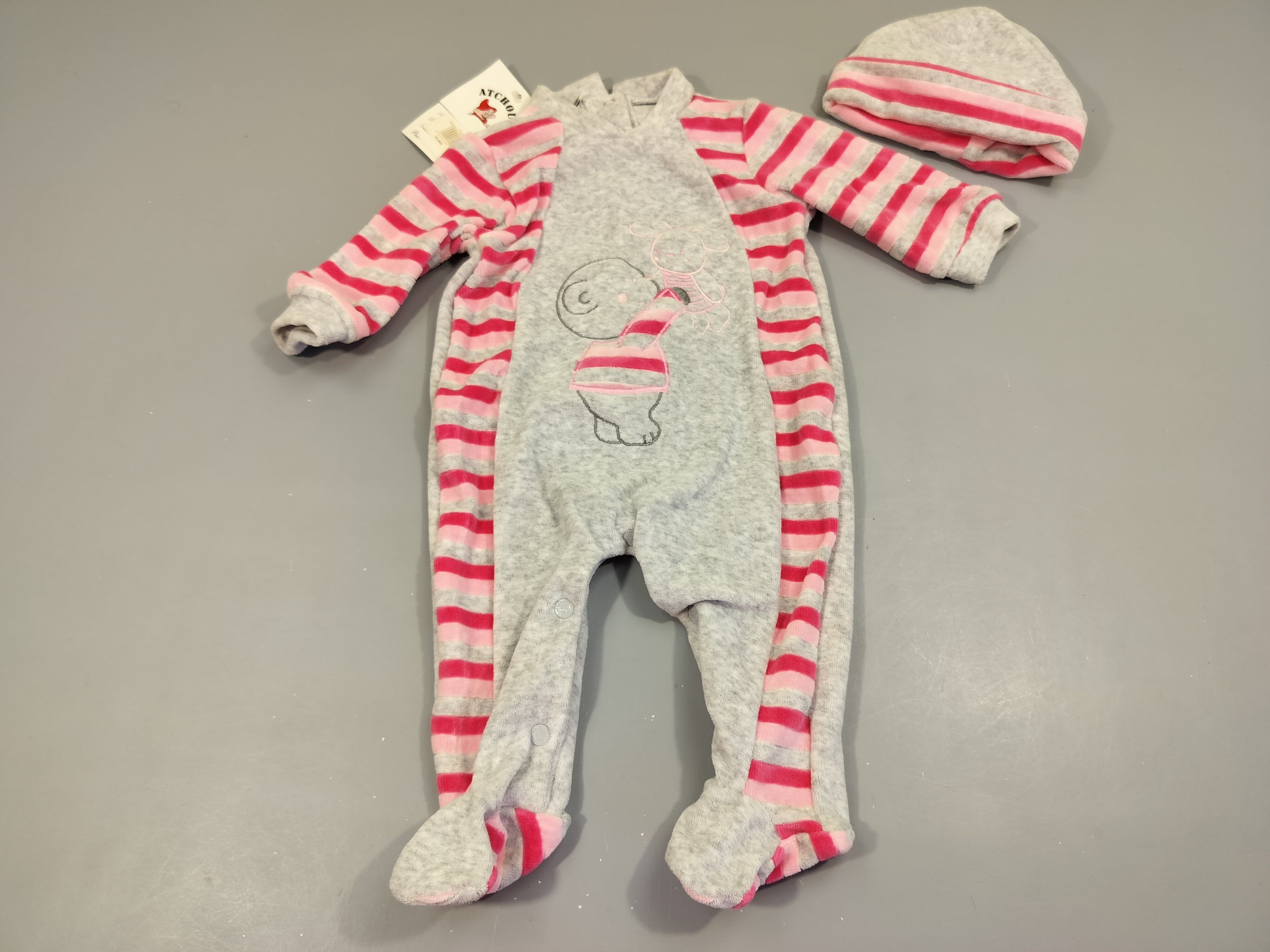 NEUF Pyjama velours  Atchoum gris flammé rayé rose , ourson avec doudou + bonnet assorti  100% coton