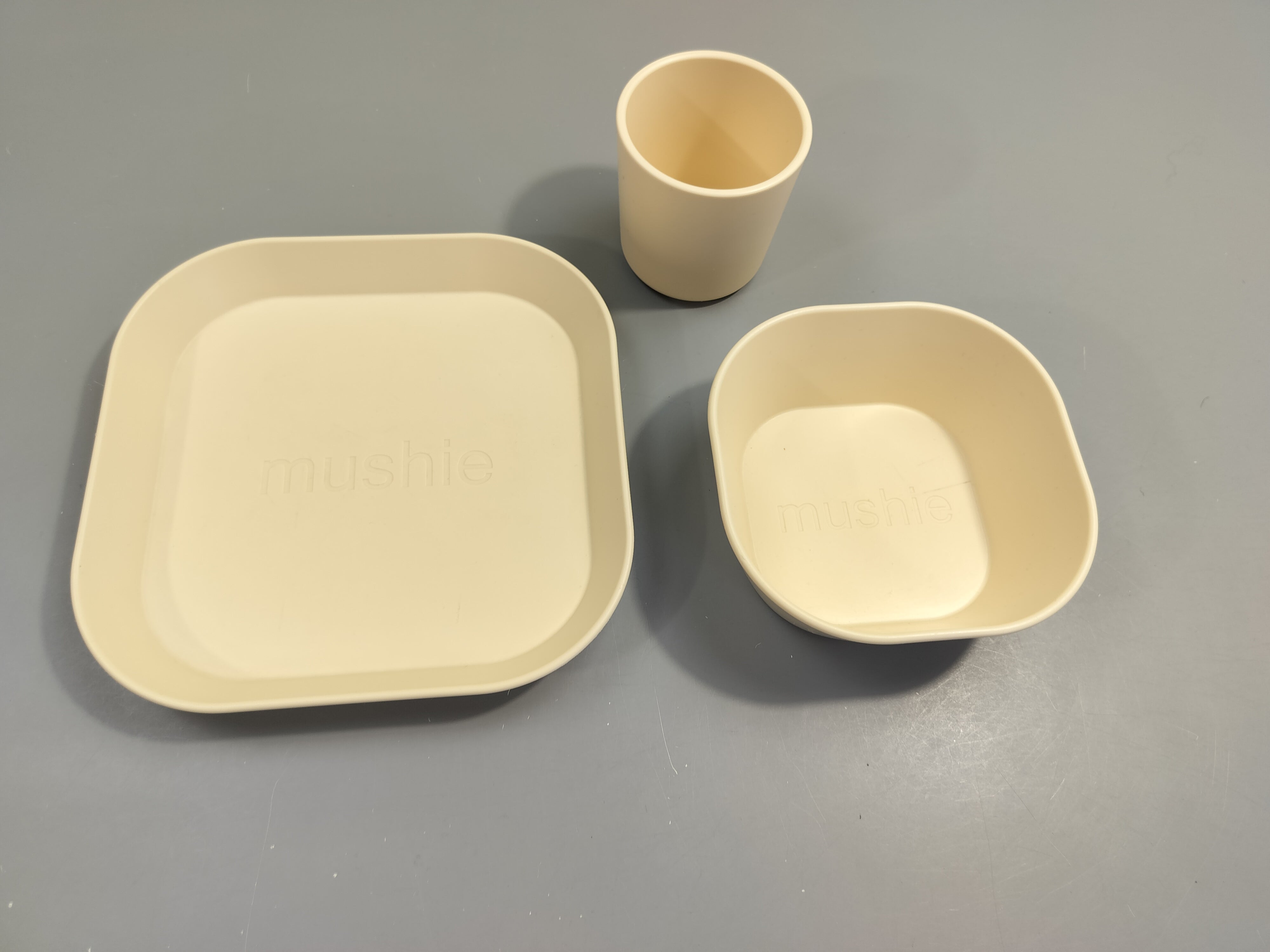 Ensemble Mushie  assiette carrée, bol carré + gobelet beige