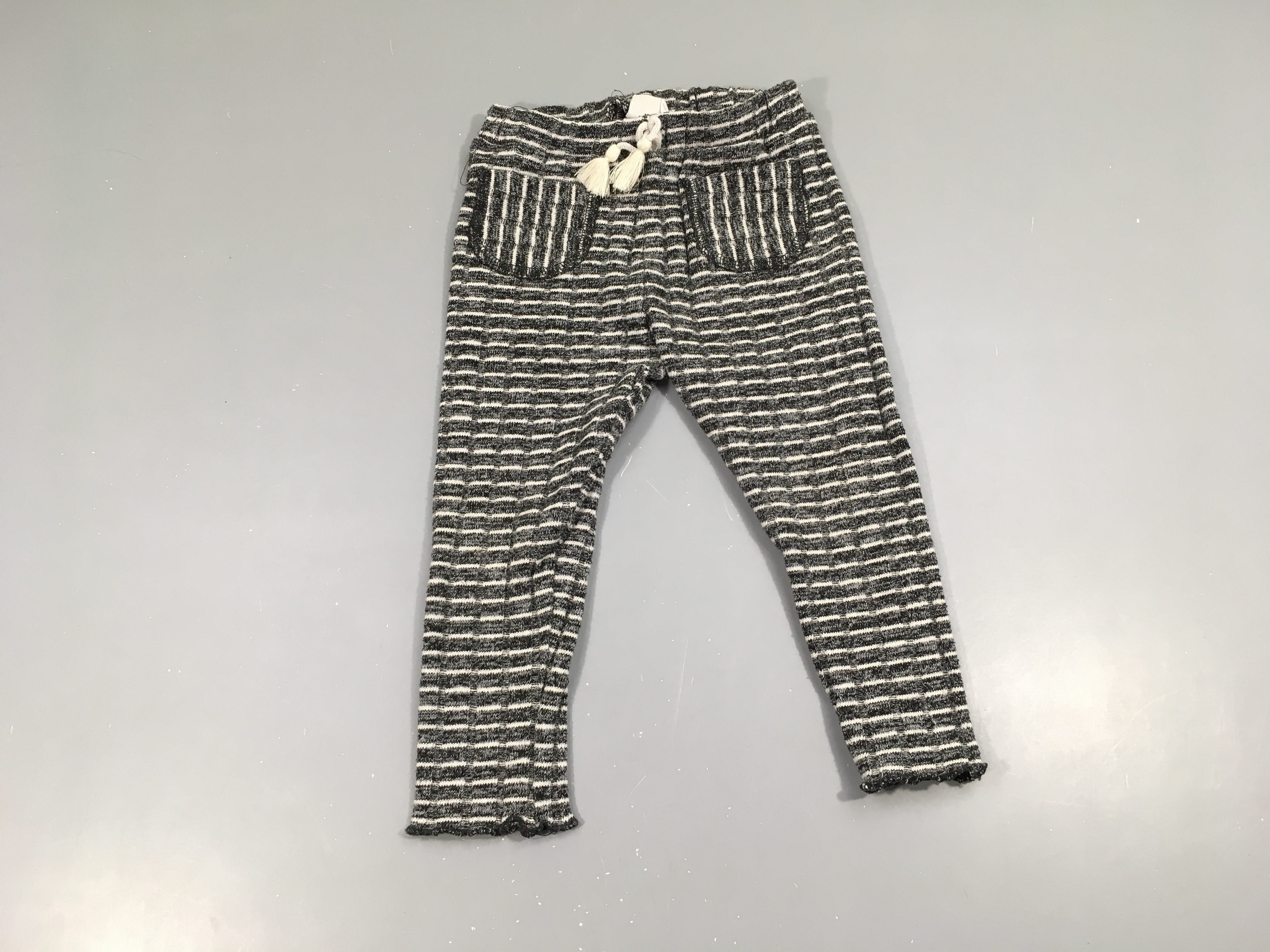 Pantalon côtelé noir rayé blanc mailles