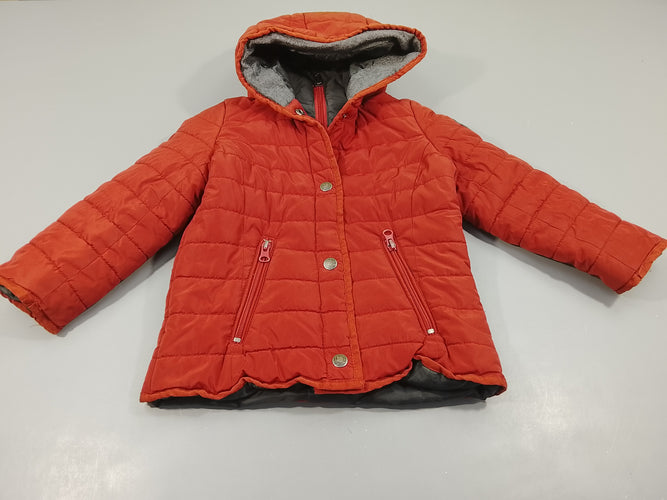 Veste à capuche matelassée rouge brique, double fermeture zip et et pressions, pas de taille indiquée, estimée 6a, moins cher chez Petit Kiwi