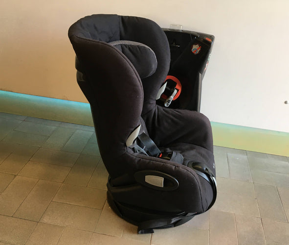 Siège-Auto pivotant Groupe 1 Axiss Bébé Confort noir Groupe 1 (9-18 kg) - de 9 mois à 4 ans environ Assise pivotante à 90°, moins cher chez Petit Kiwi