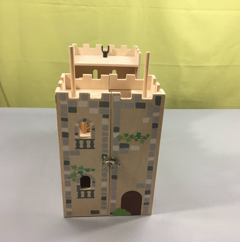 Château fort en bois qui se déplie + 3 personnages, moins cher chez Petit Kiwi