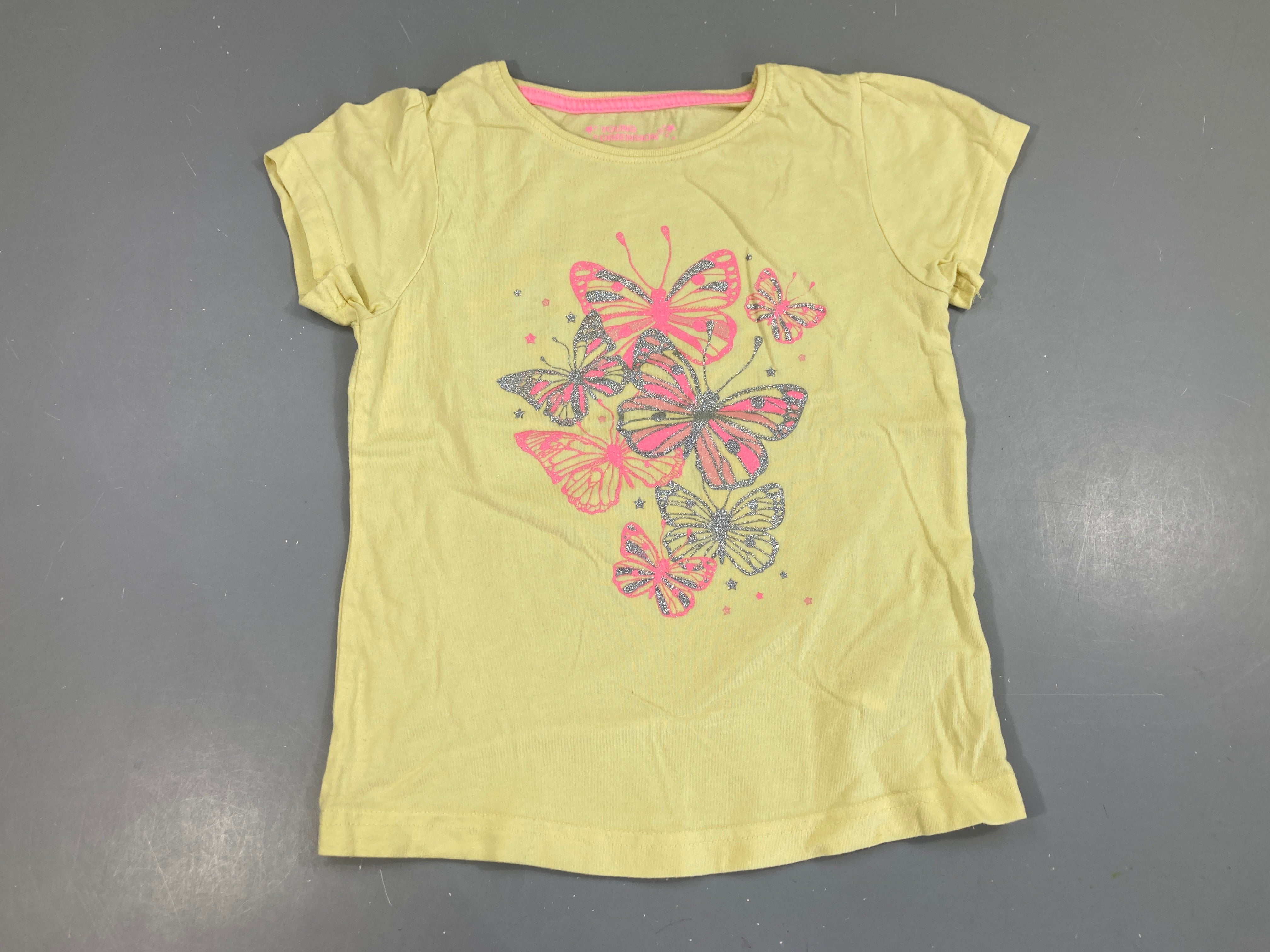T-shirt m.c jaune papillons, légèrement bouloché
