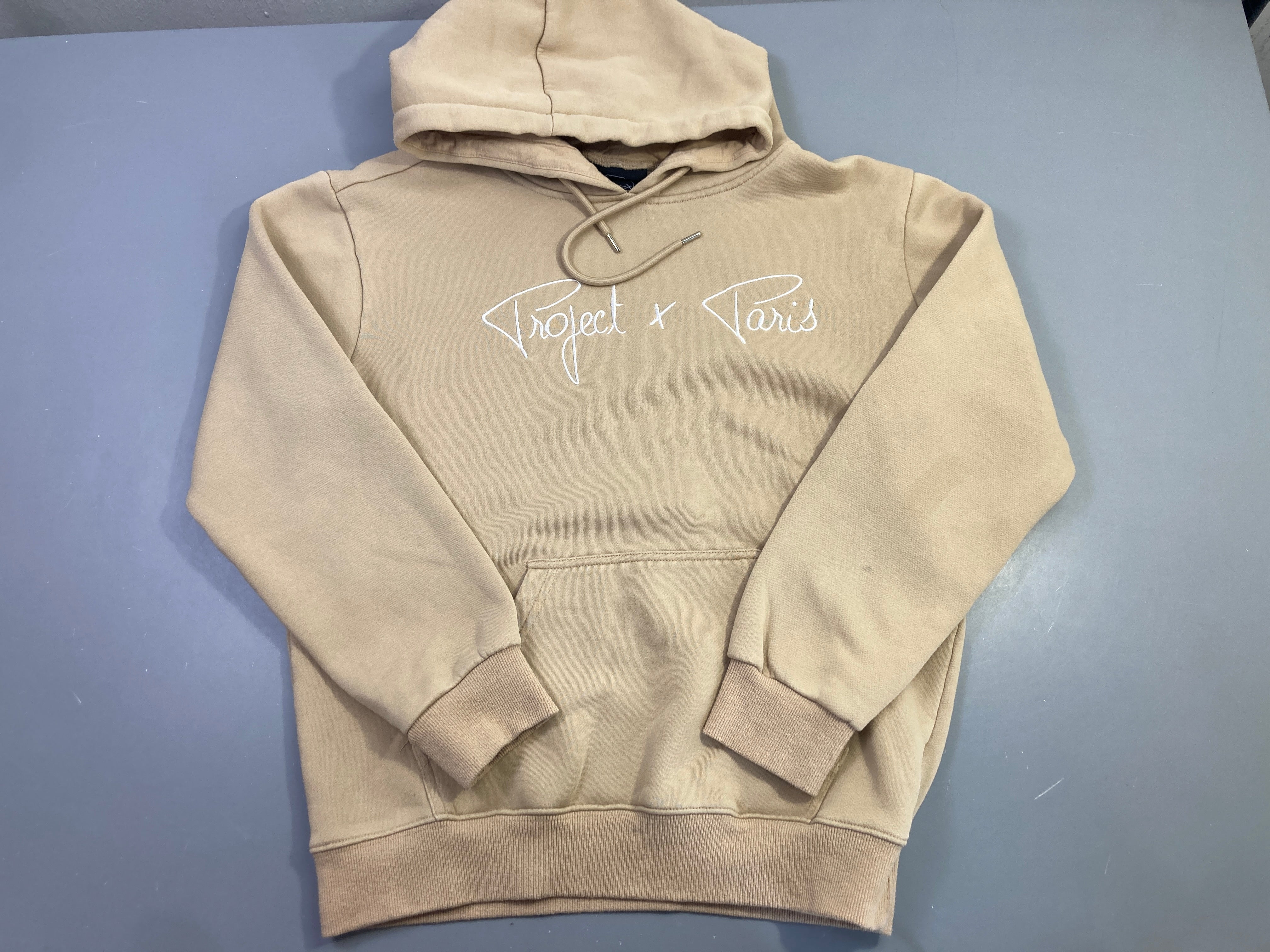 Sweat capuche beige imprimé, Project x Paris, tache sur la manche et un peu bouloché