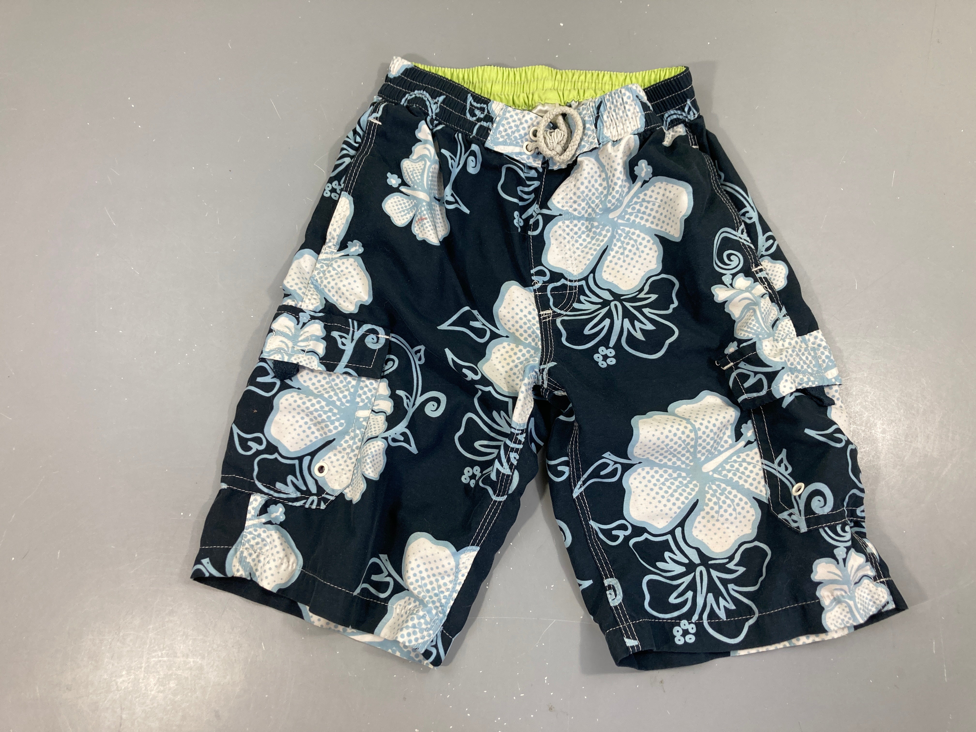 Maillot short bleu fleurs blanches