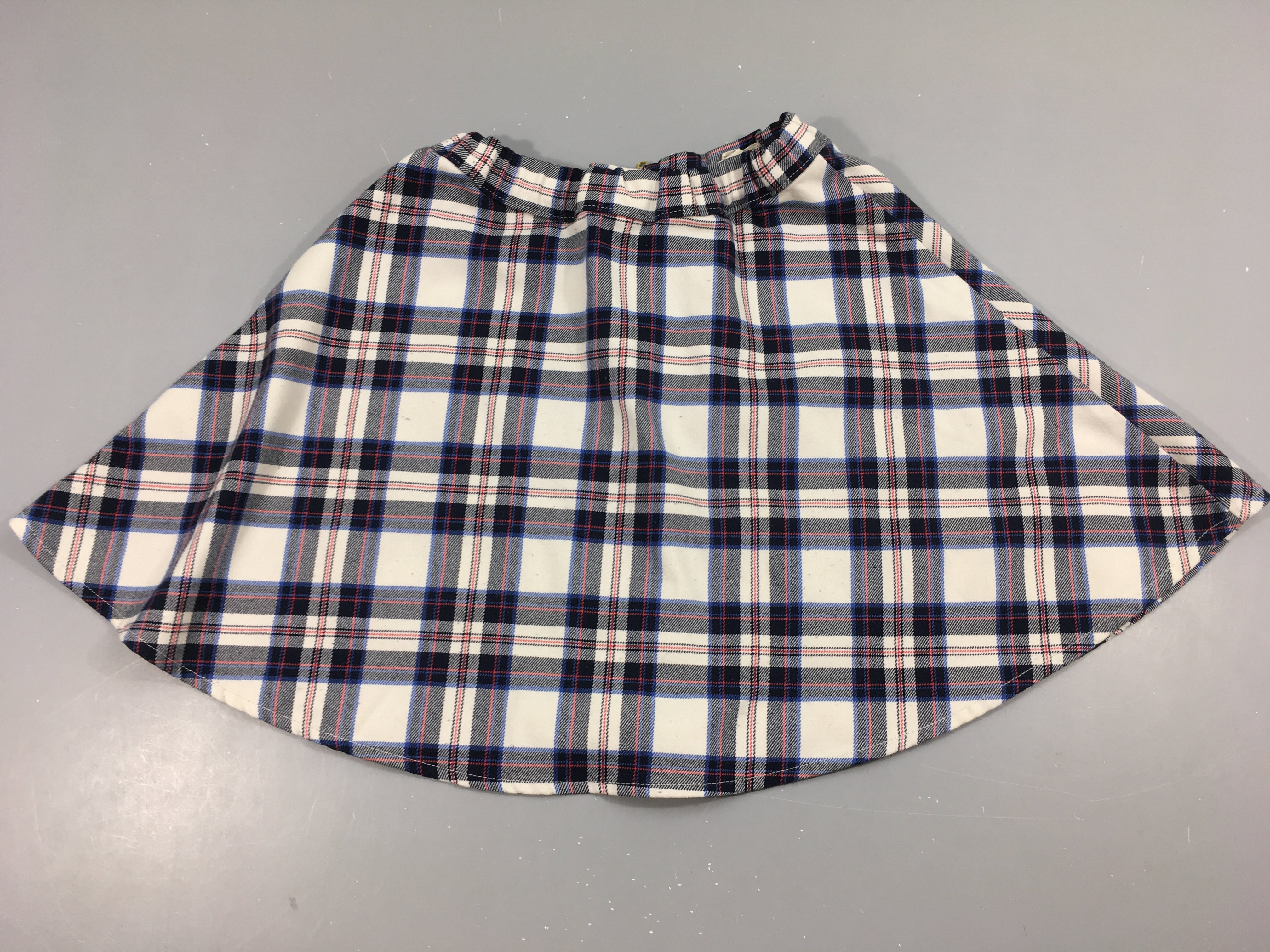 Jupe blanche à carreaux bleu/rouge