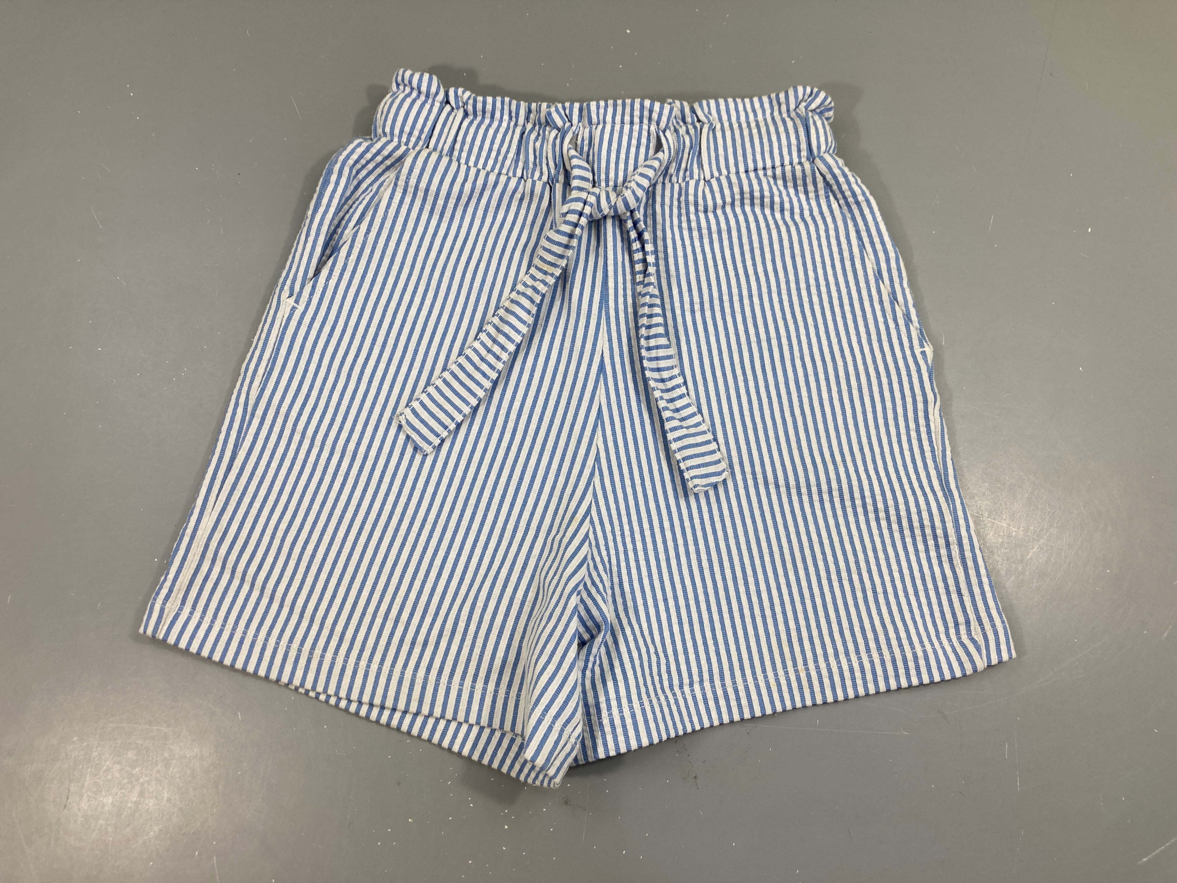 Short coton blanc ligné bleu