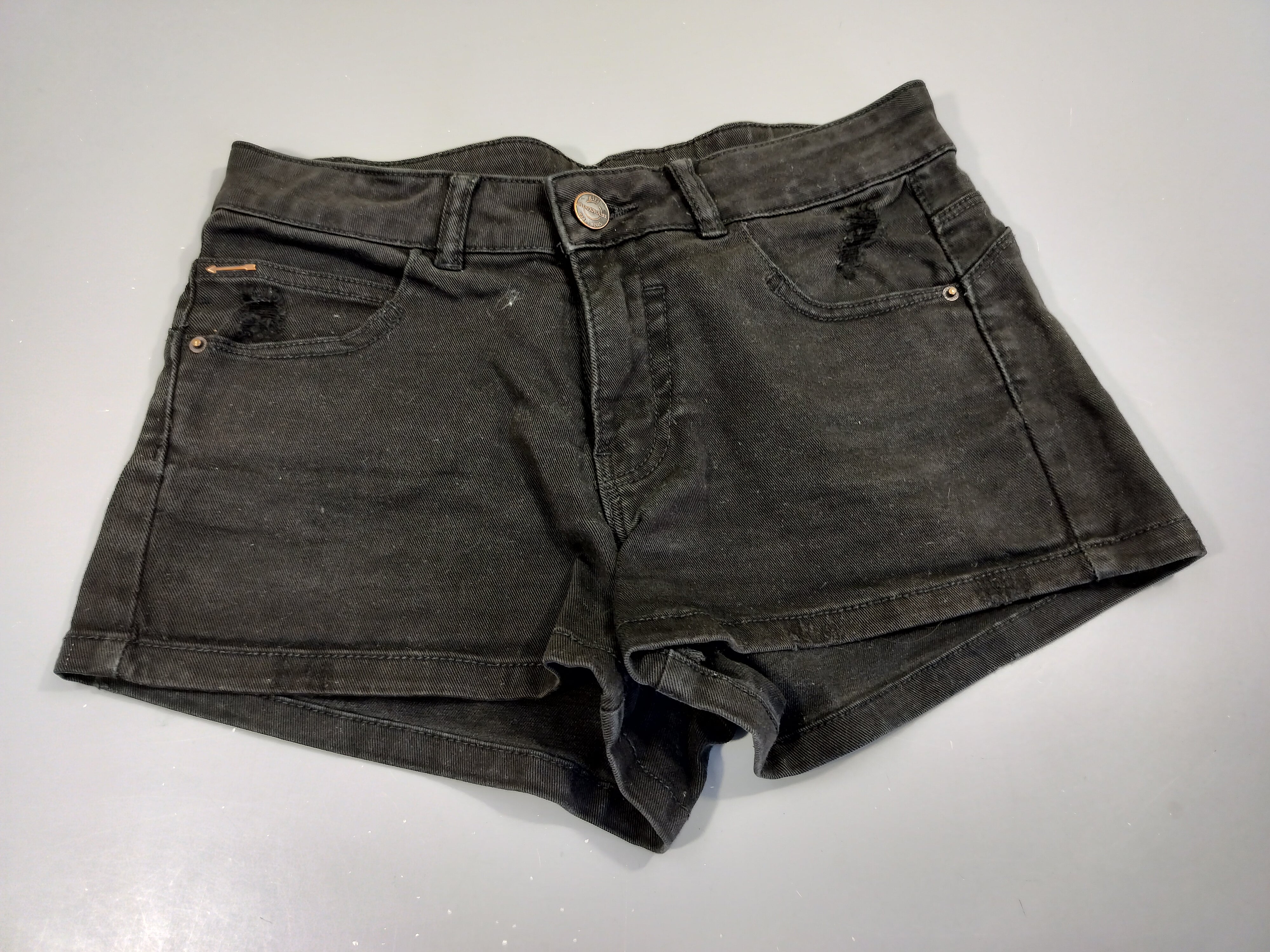 Short en jean noir , effet éraillé . Flèche à la poche  T 34