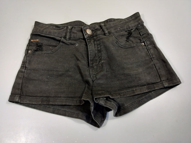 Short en jean noir , effet éraillé . Flèche à la poche  T 34, moins cher chez Petit Kiwi