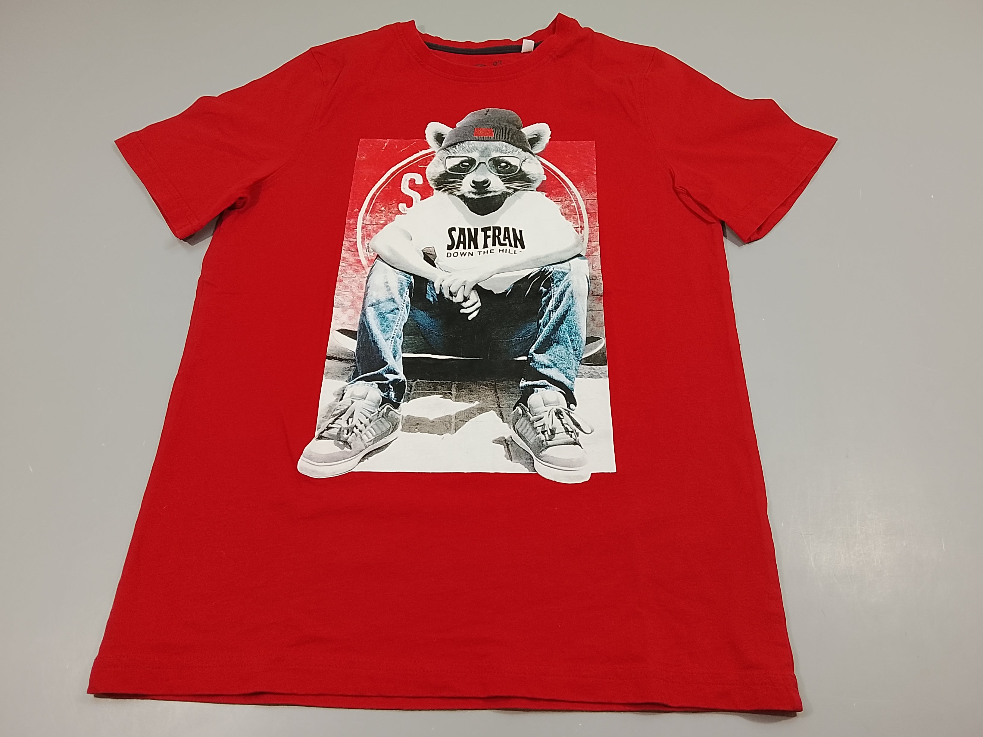 T-shirt m.c rouge flocage raton laveur, à lunette avec bonnet