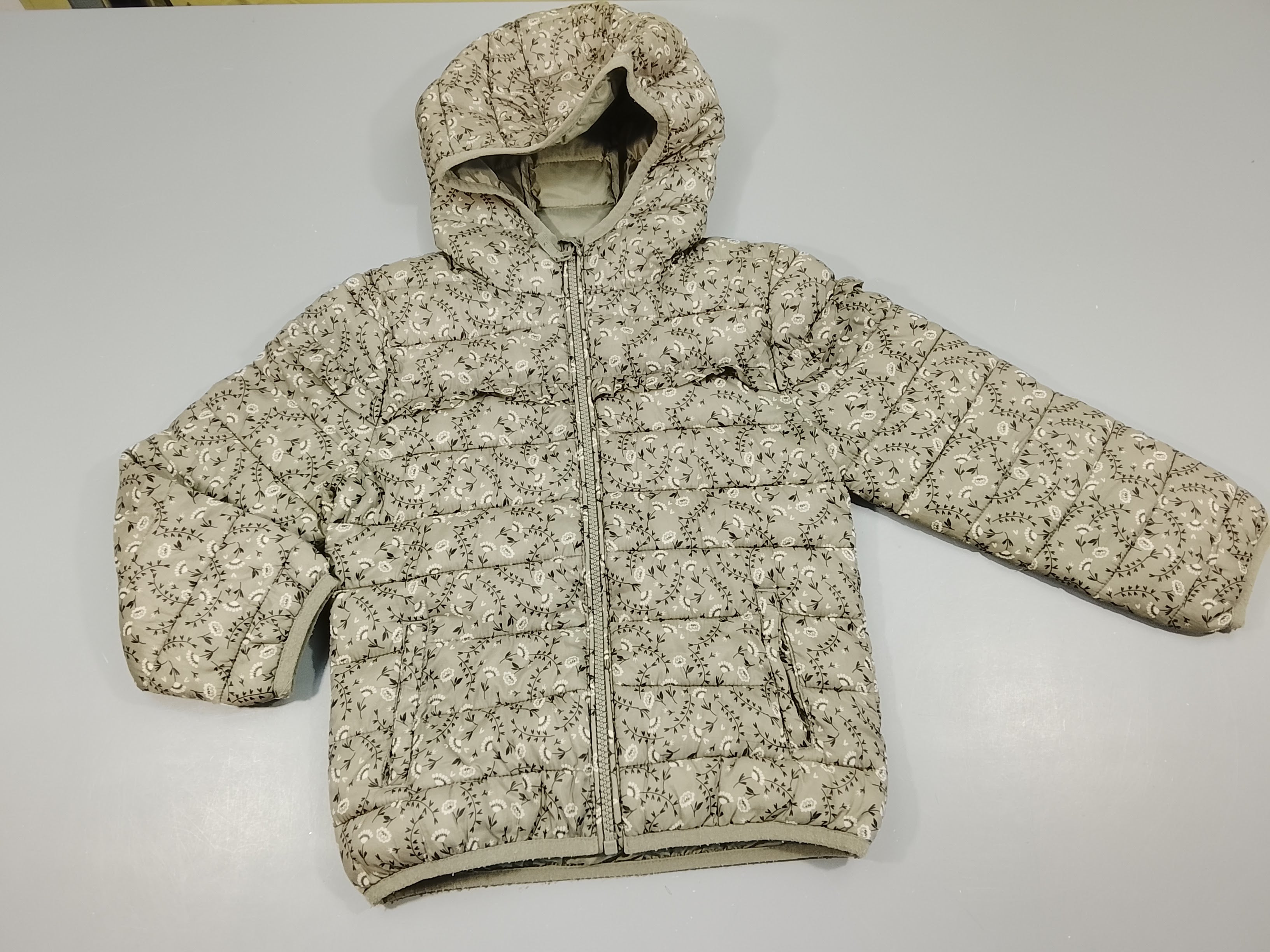 Doudoune light zippée à capuche  kaki clair, motifs fleurs blanches