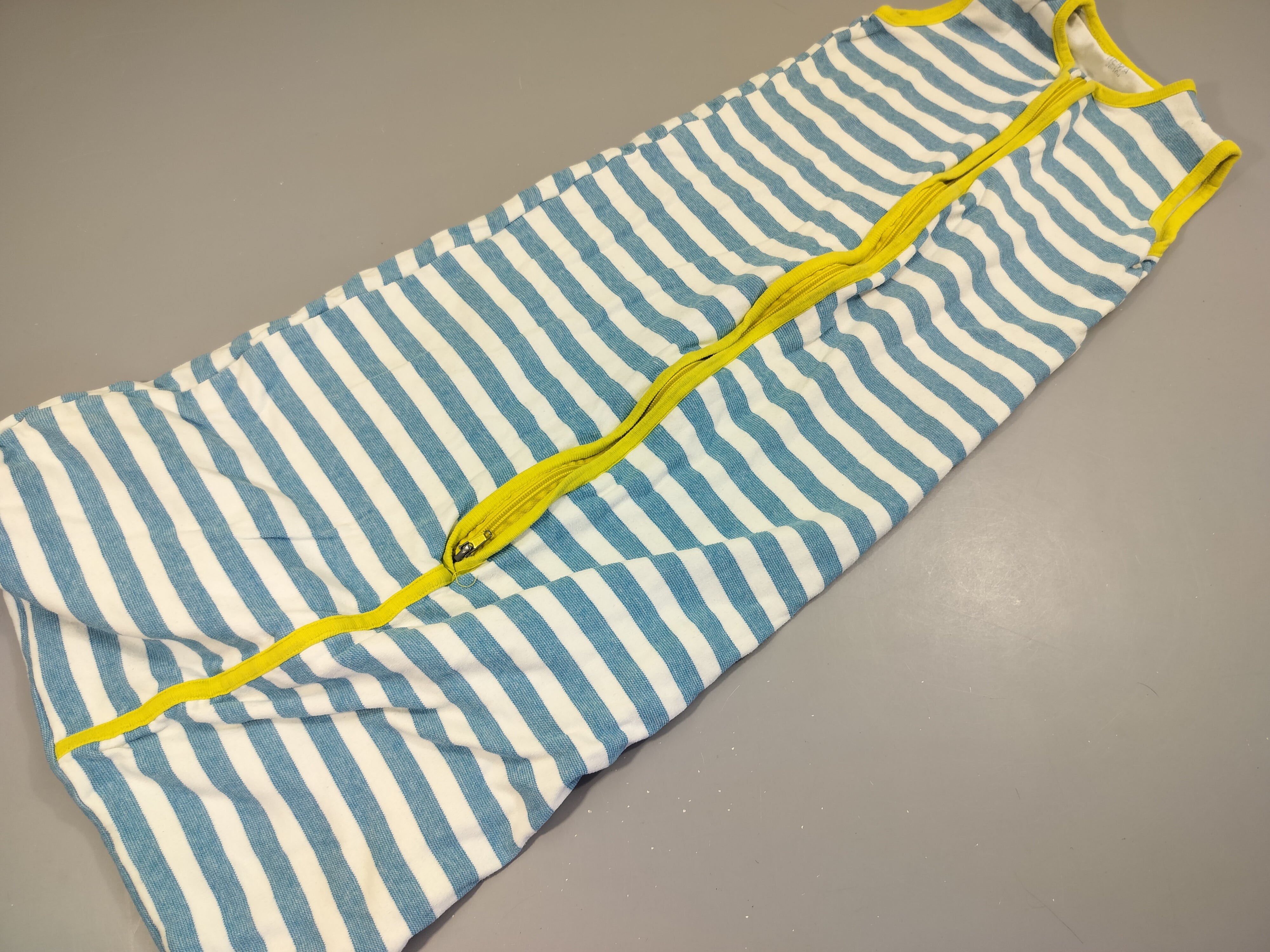 Sac de couchage s.m rayé bleu et blanc , bords verts