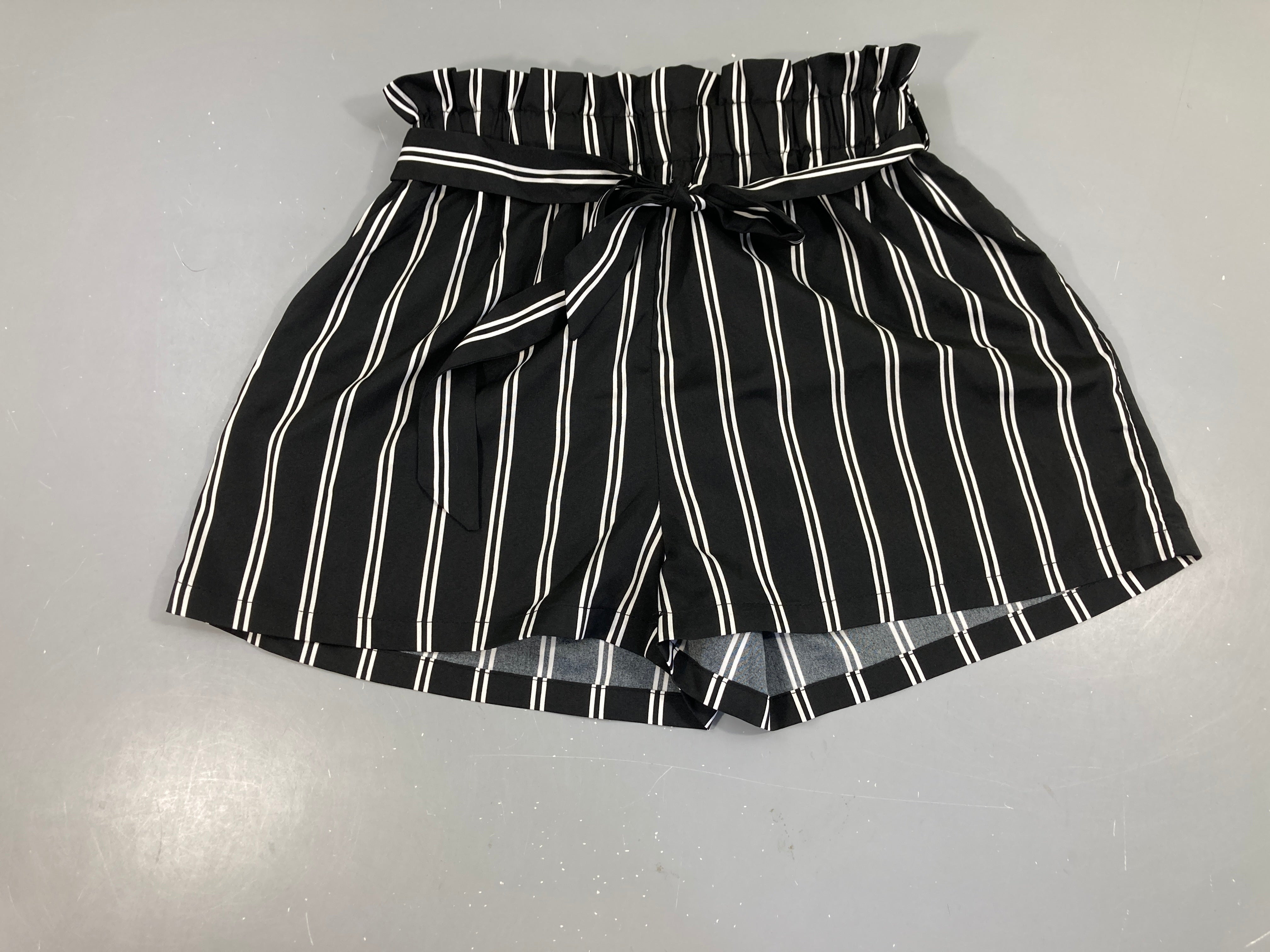 Short noir ligné blanc ceinture