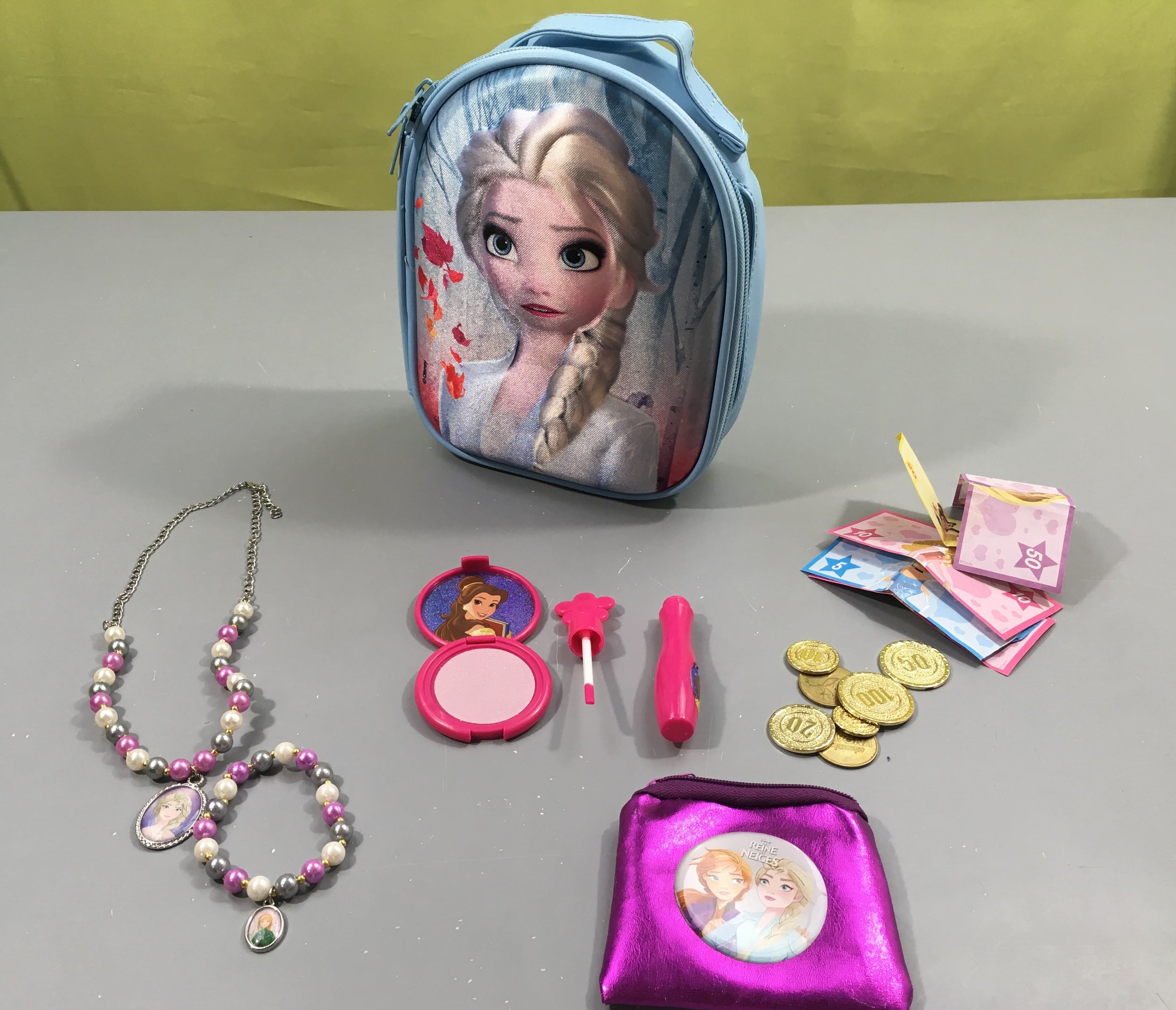 Petit sac reine des neiges + accessoires, collier