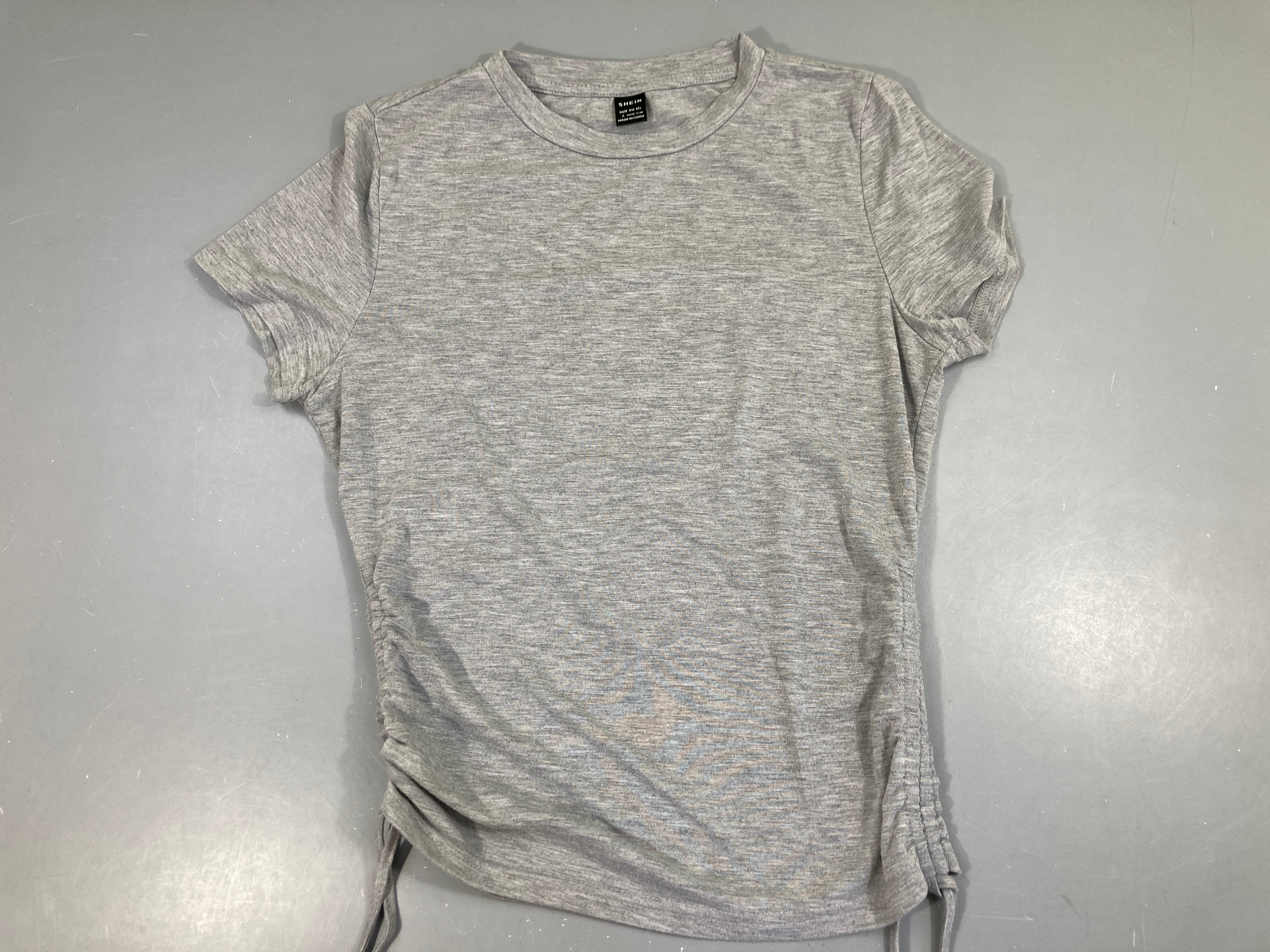 T-shirt m.c gris flammé resséré sur les côtés, bouloché