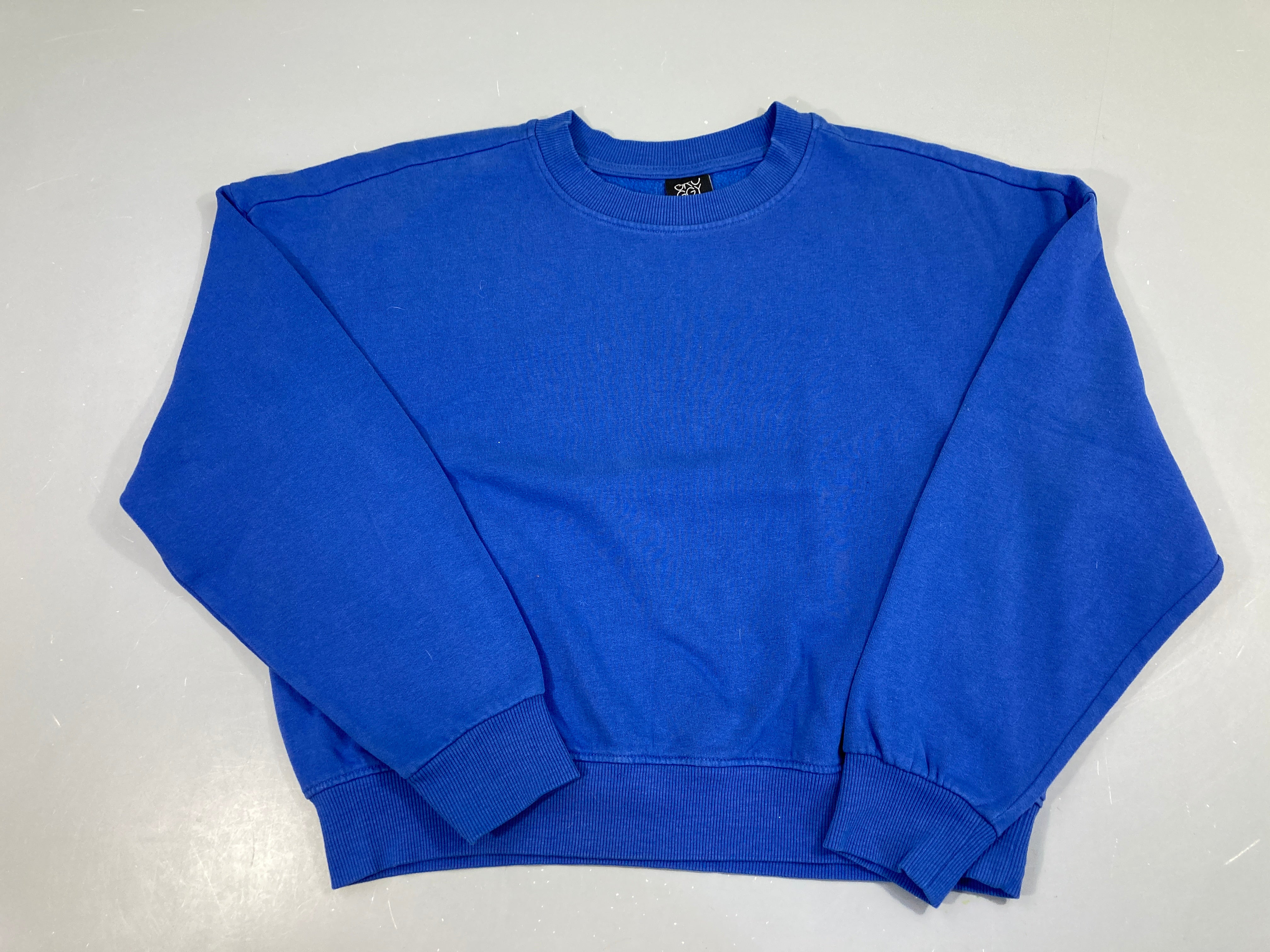 Sweat bleu, légèrement bouloché