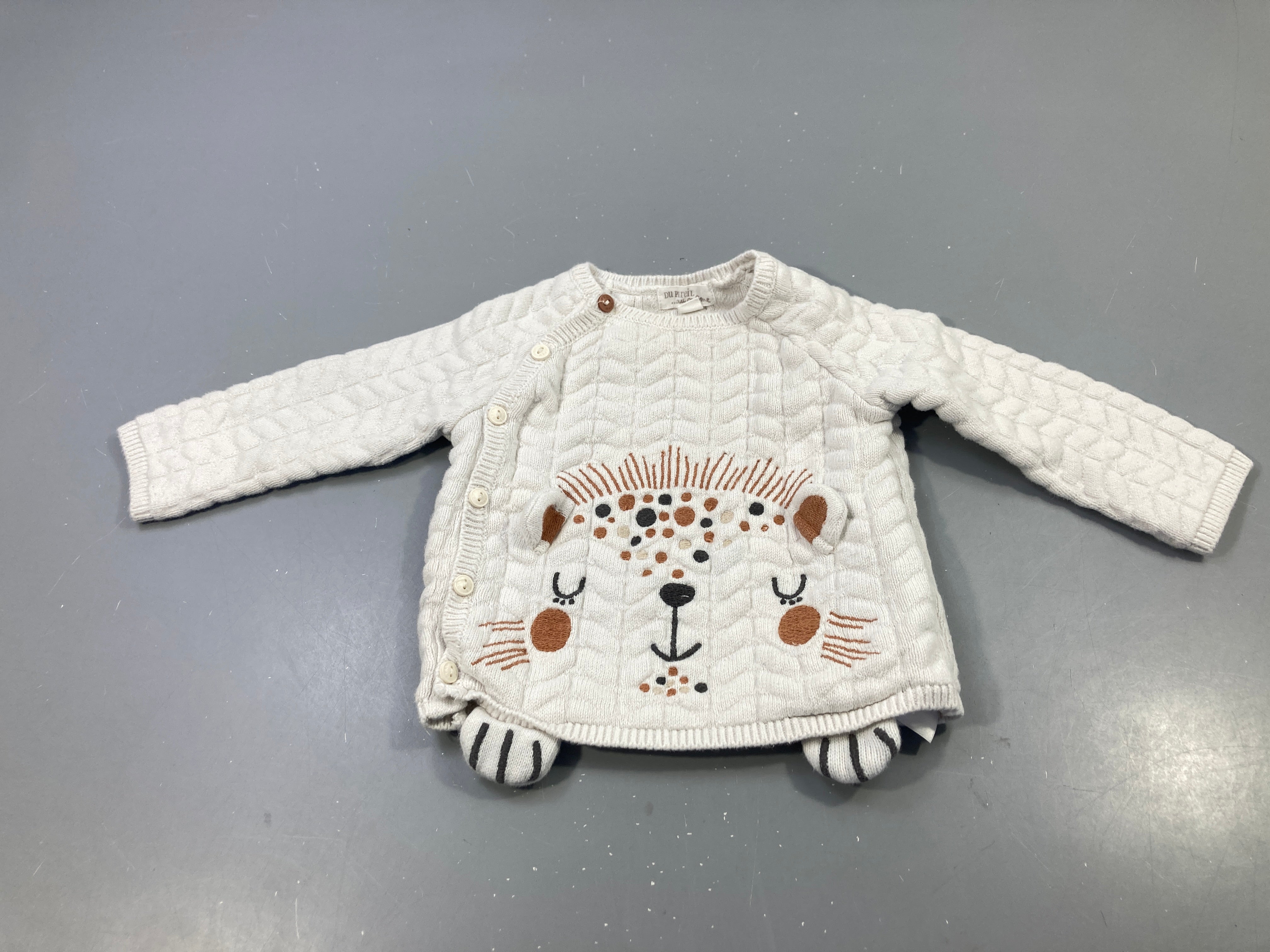 Gilet écru torsadé, motif ourson brodé, pattes rayées