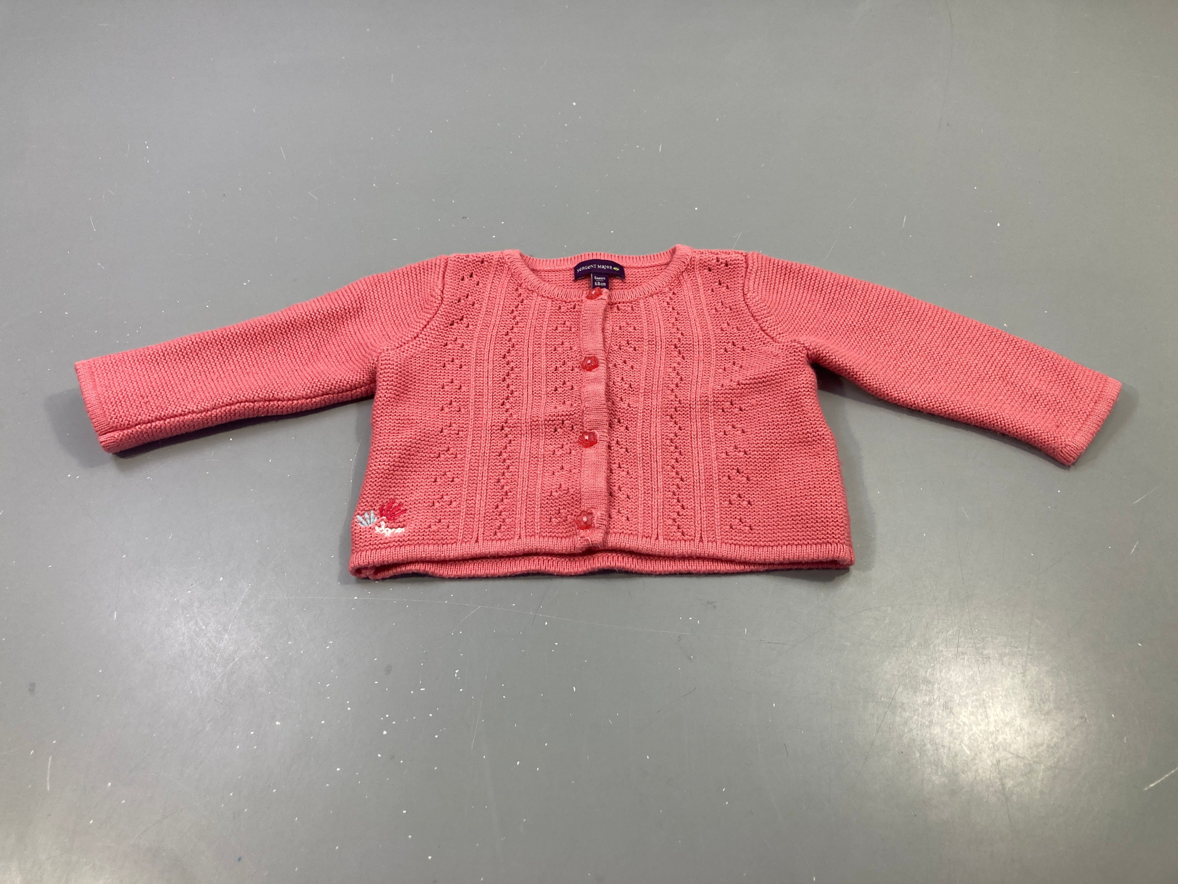 Gilet rose ajouré, brodé fleurs coquillage