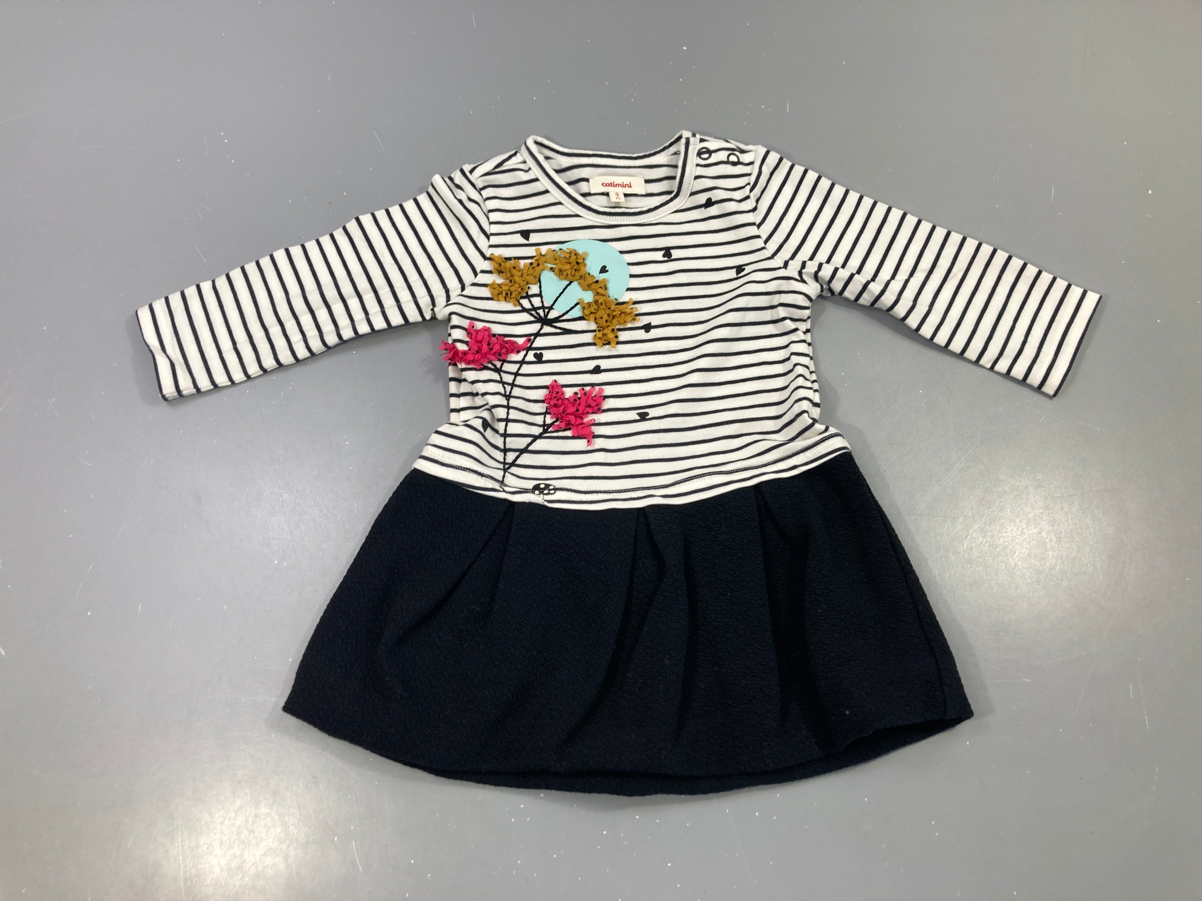 Robe m.l rayée blanc/marine, jupe noire brodée fleurs