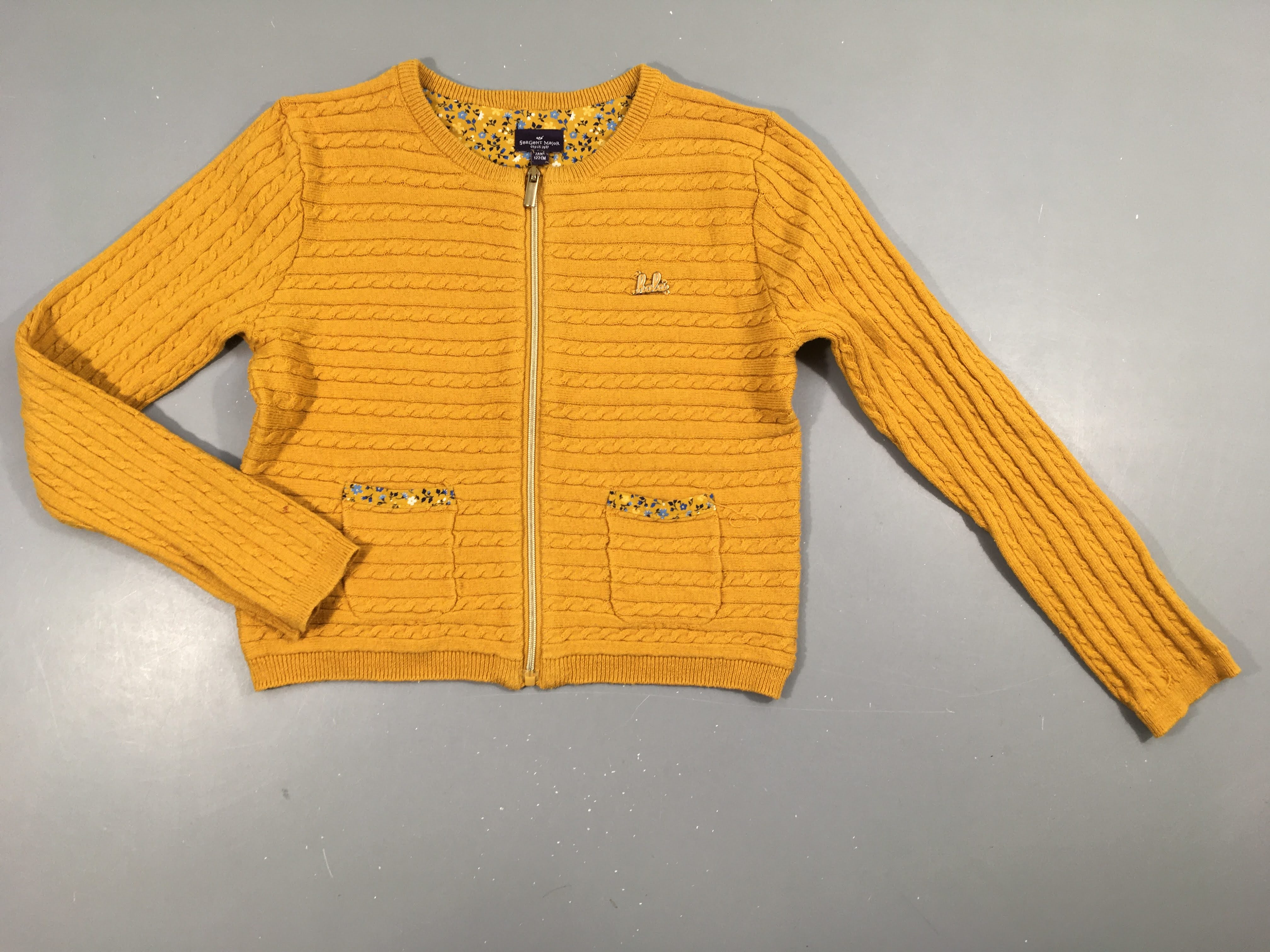 Gilet zippé torsades jaune moutarde, légèrement bouloché