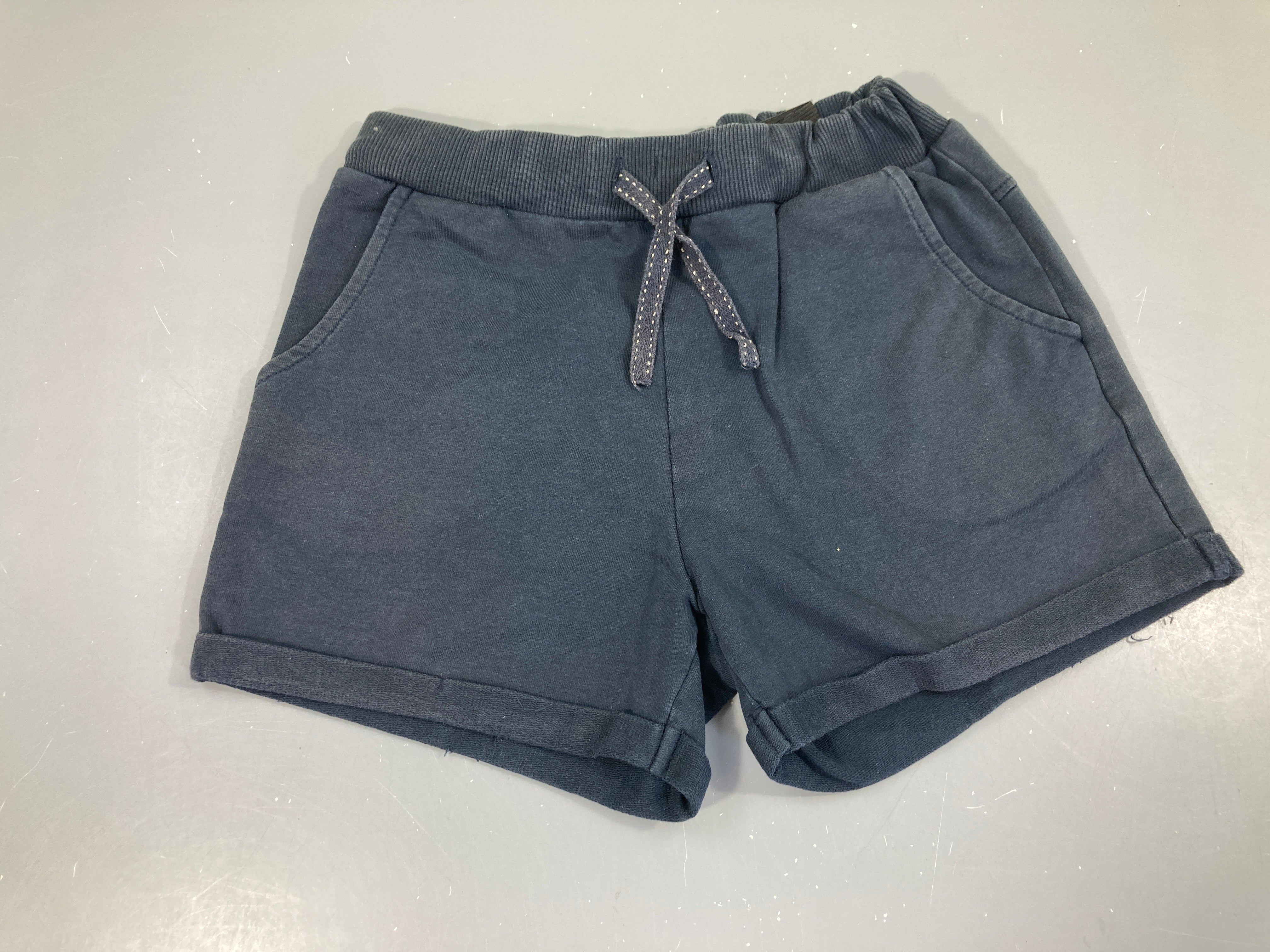 Short molleton à revers bleu foncé