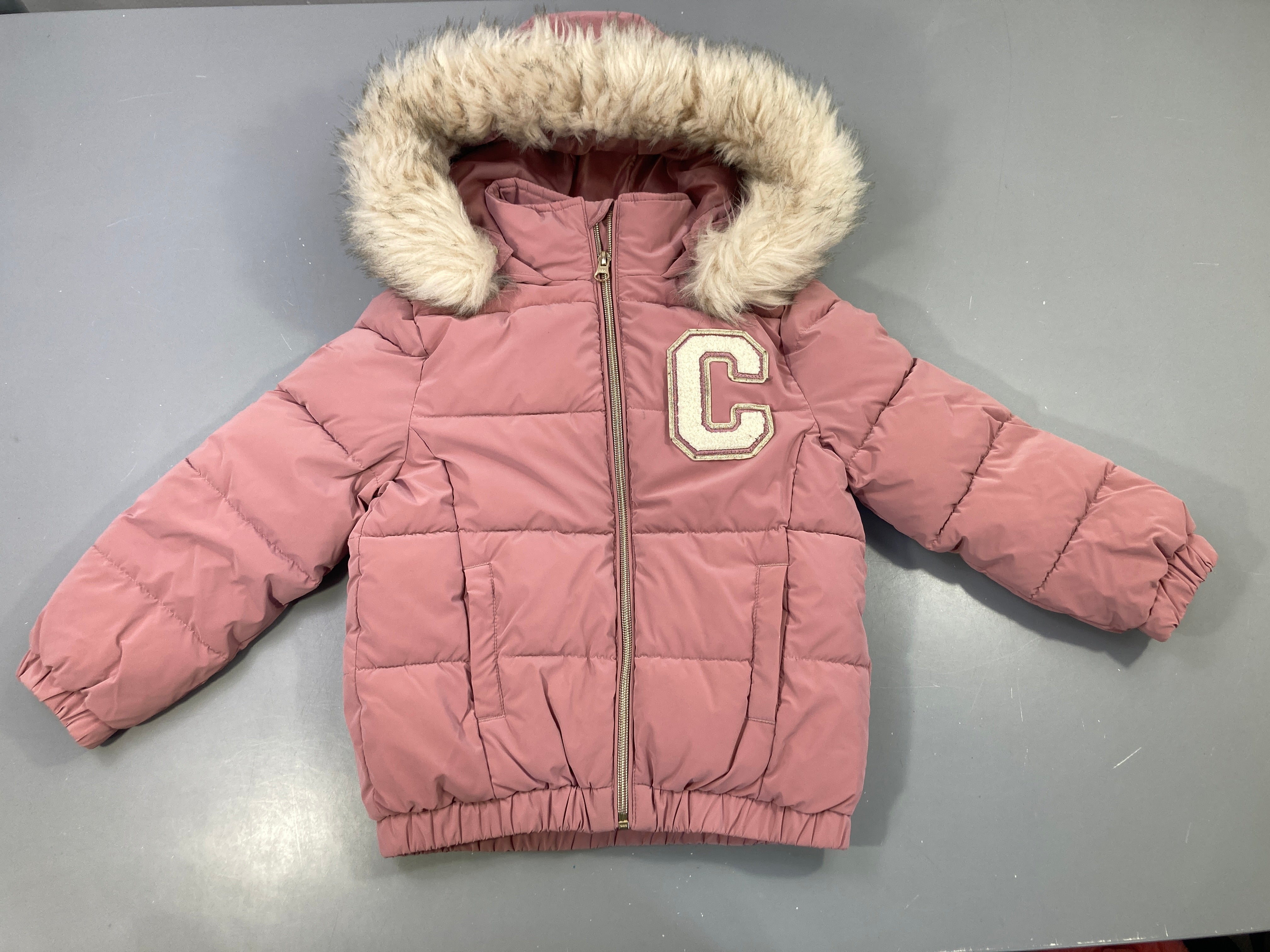 Doudoune déperlante vieux rose capuche fourrure écusson C