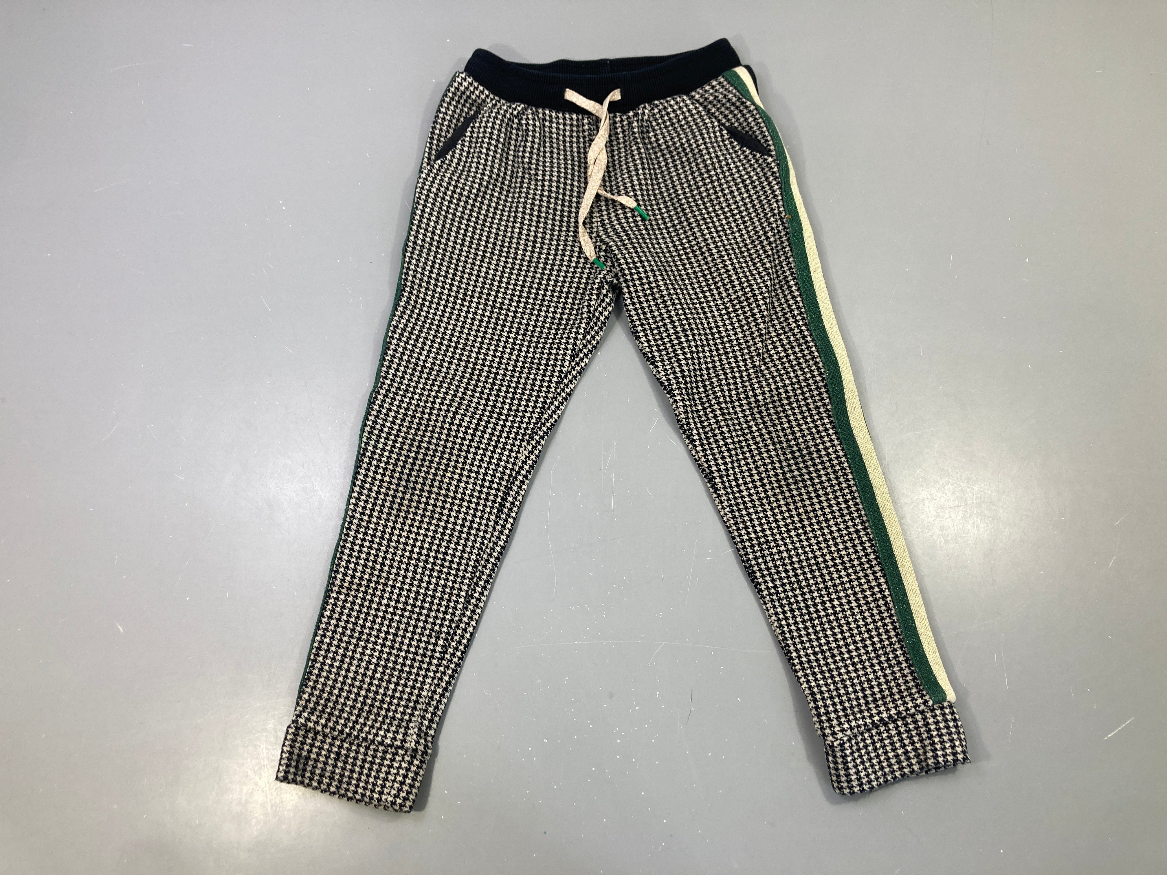 Pantalon jogger pied-de-poule noir/blanc bande verte et dorée