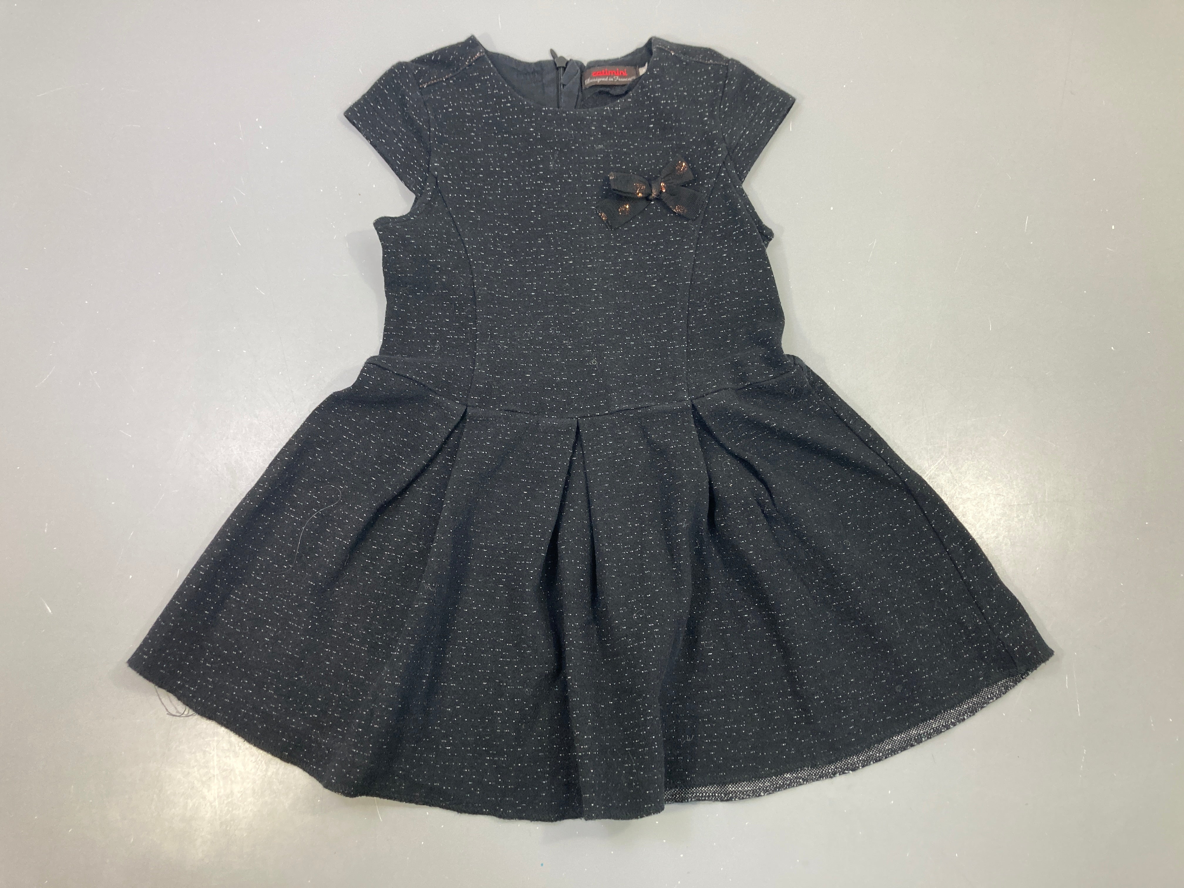 Robe m.c noire pailletée jupe plissée noeud
