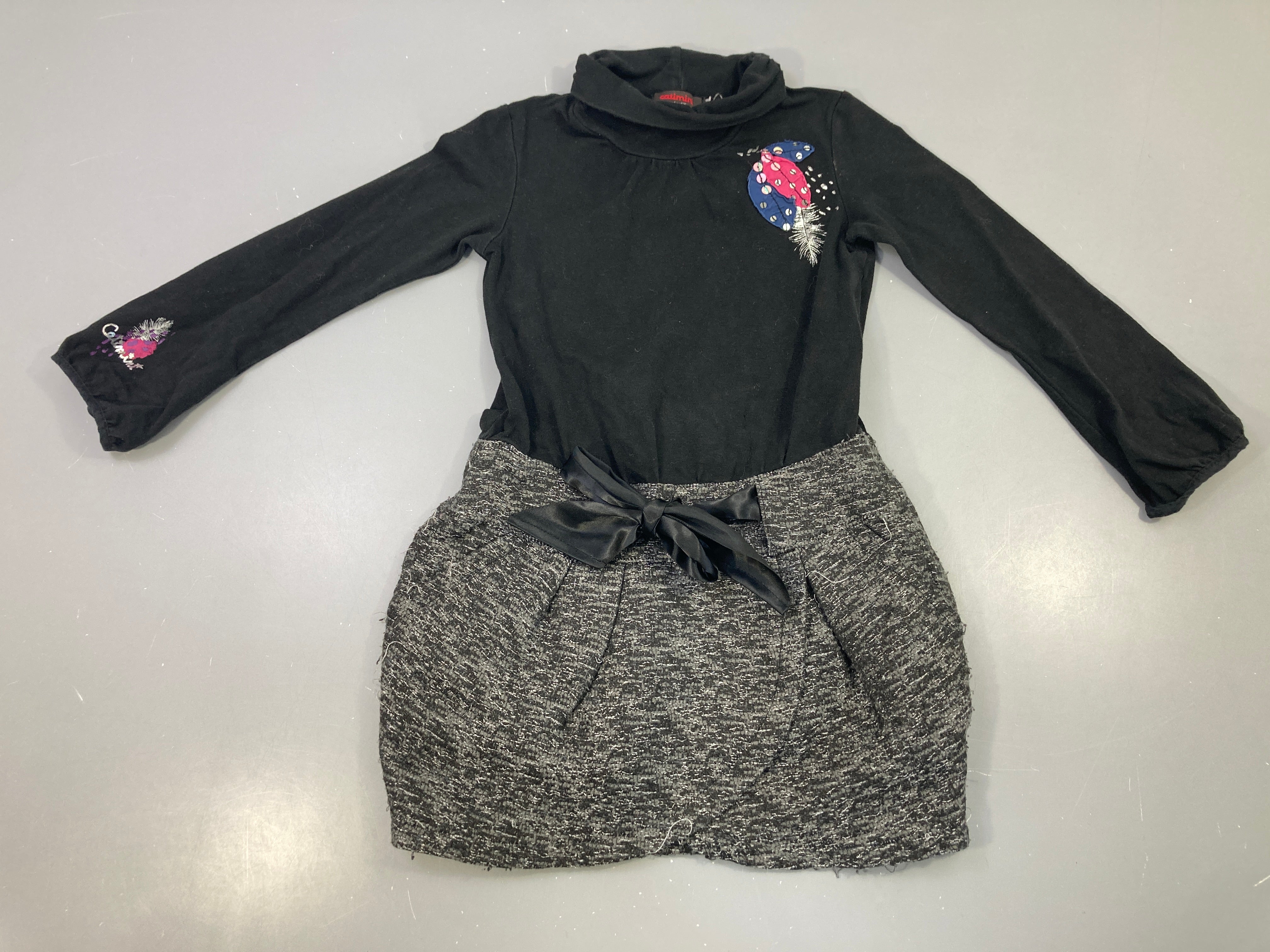 Robe m.l bi-mat noire col roulé jupe tweed grise noeud