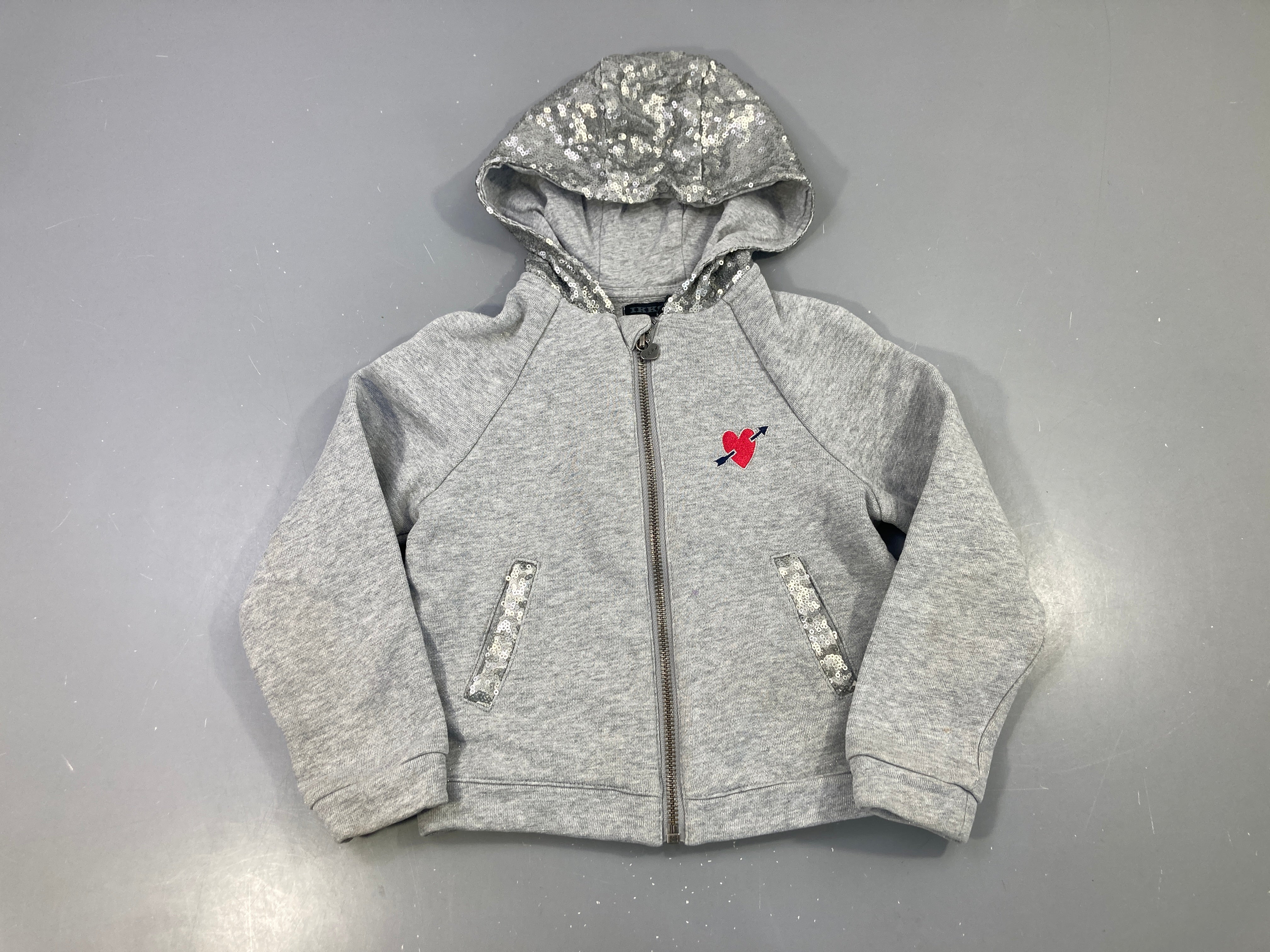 Sweat zippé gris capuche paillettes coeur brodé