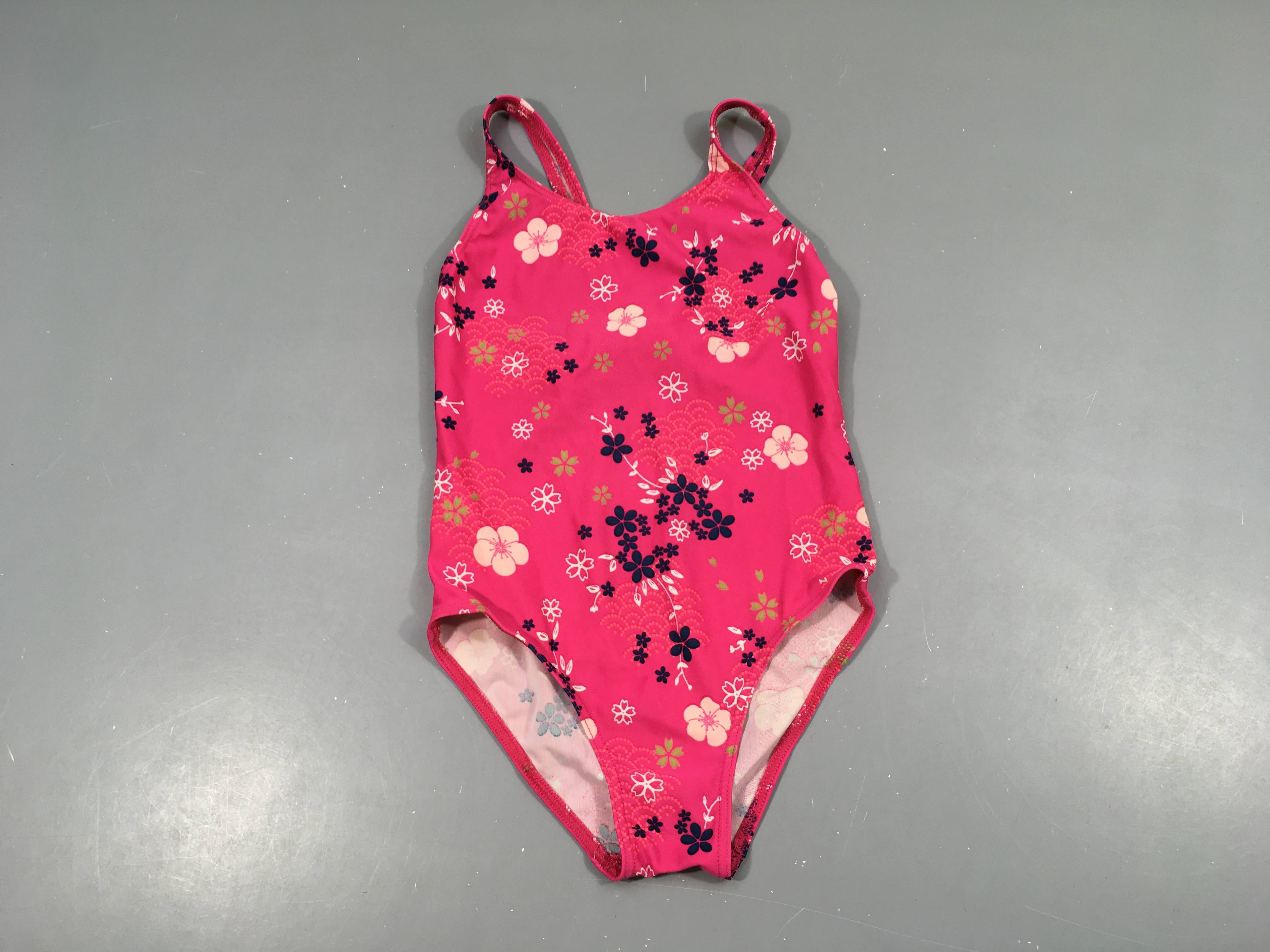 Maillot rose fleuri, légèrement bouloché