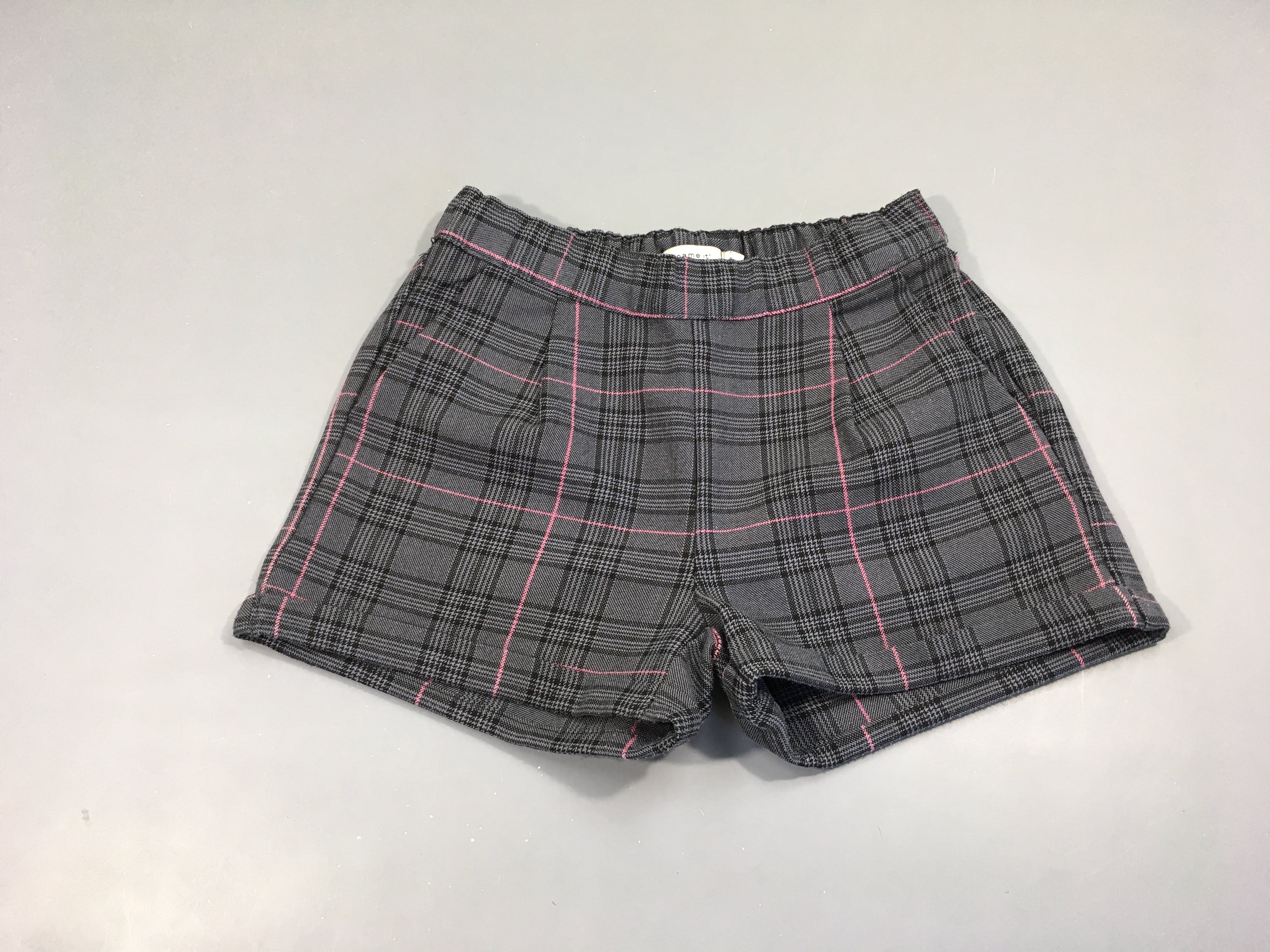 Short à revers à carreaux gris-rose légèrement bouloché