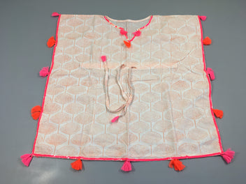 Poncho léger blanc motifs saumons pompons fils Taille estimé