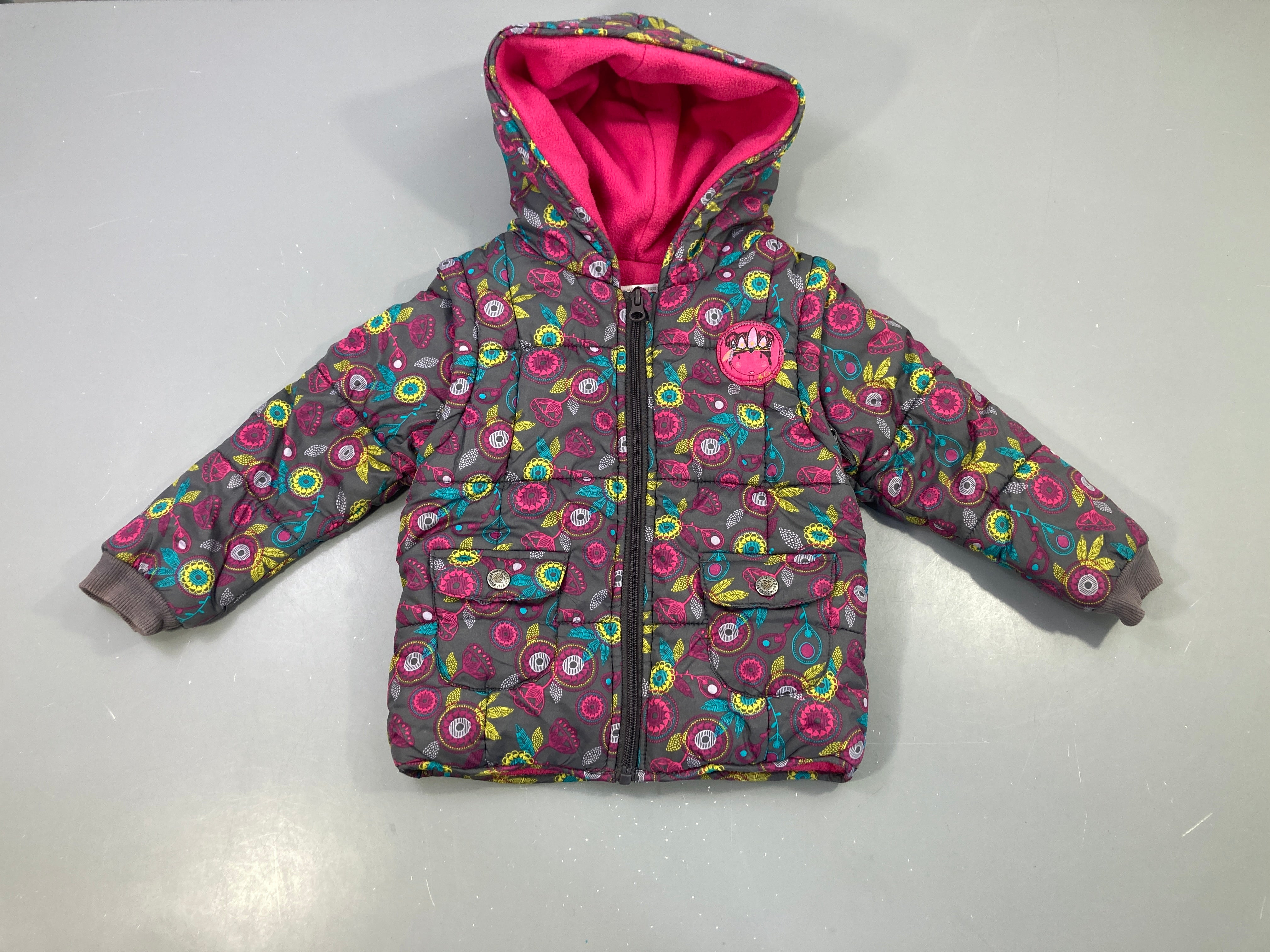 Veste zippée doudoune grise imprimé fleurs capuche rose, doublé polar