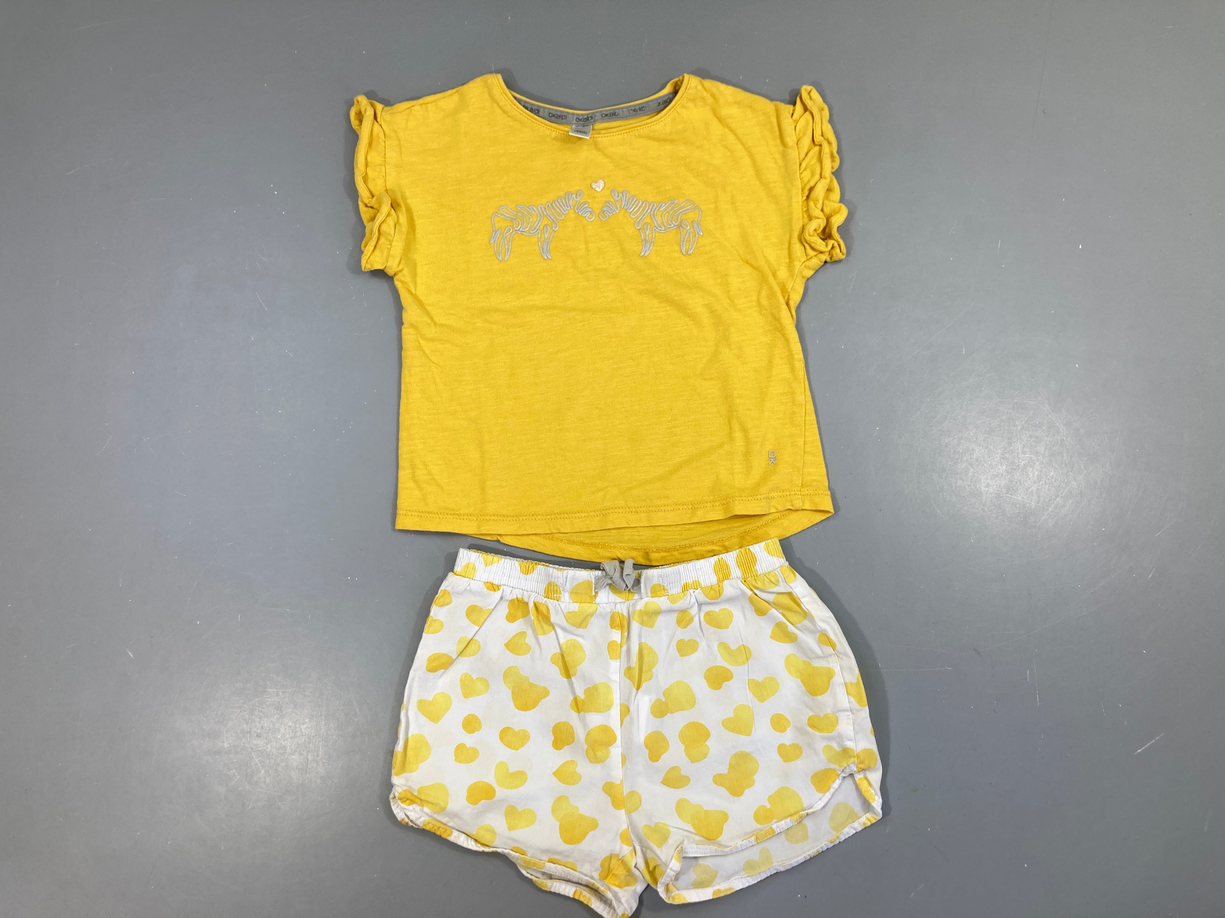 T-shirt m.c jaune zèbres + short blanc/jaune