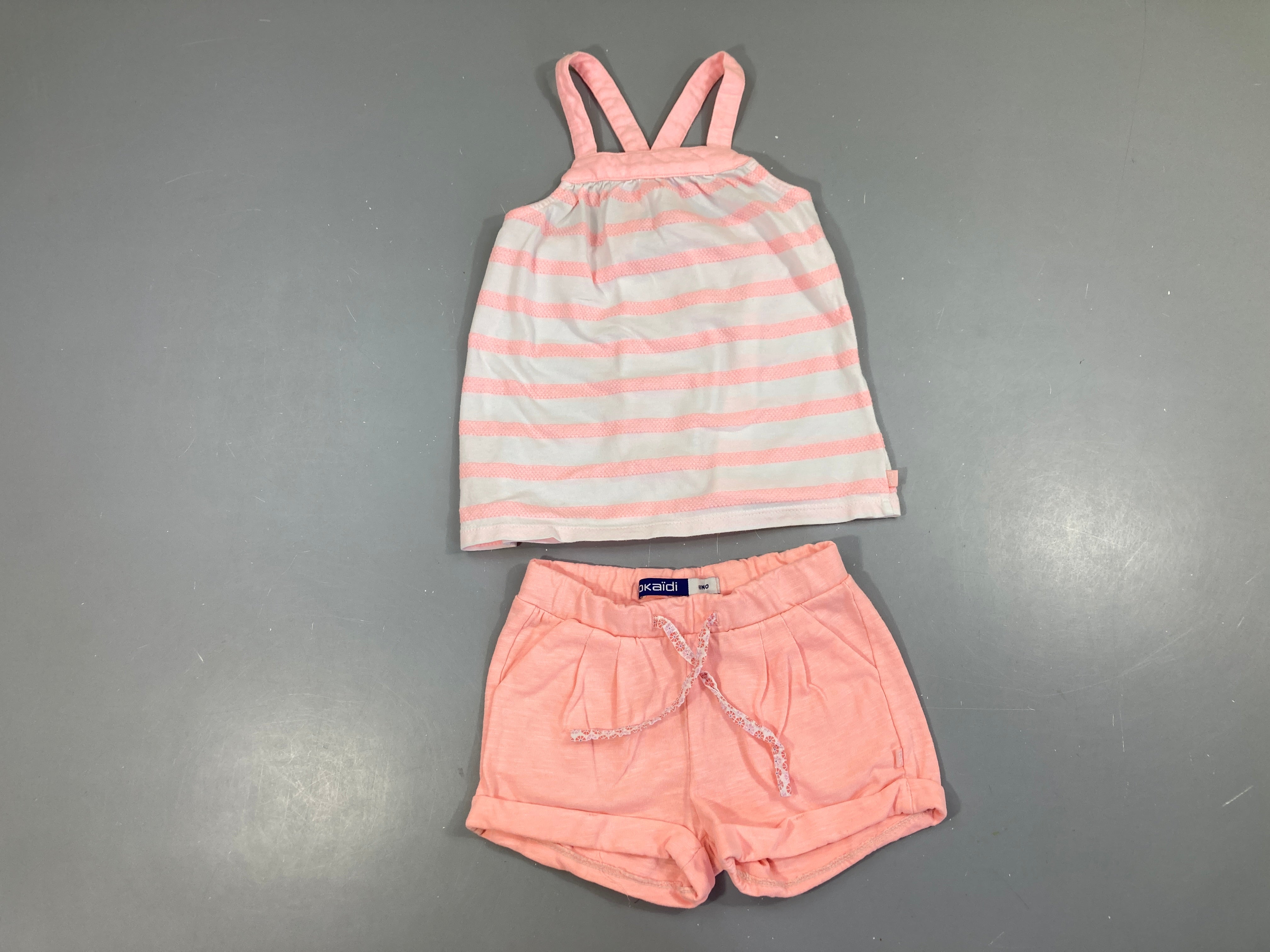 T-shirt s.m blanc rayé rose + short, légèrement bouloché