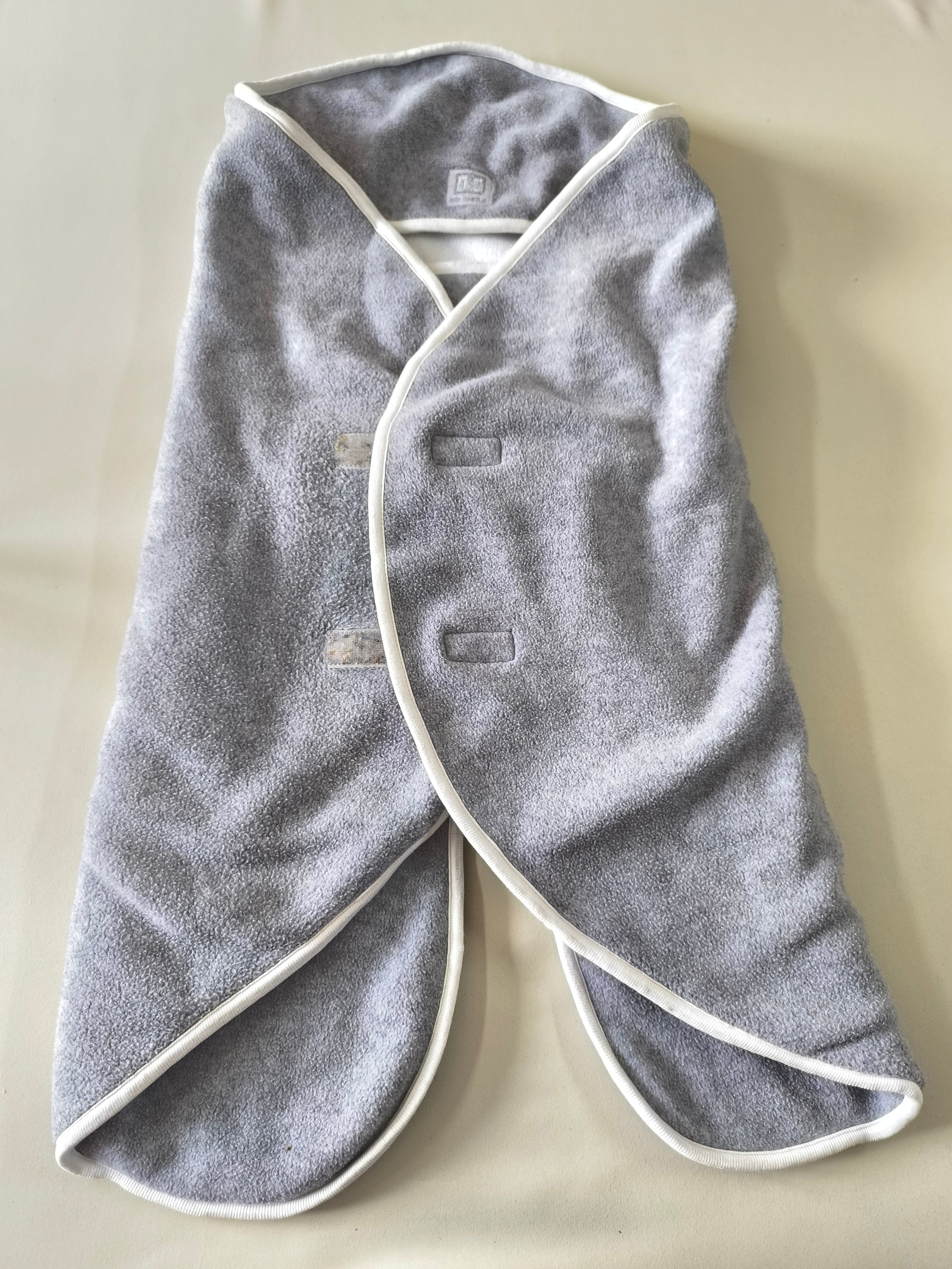 Baby nomade/couverture enveloppante polaire grise/blanche