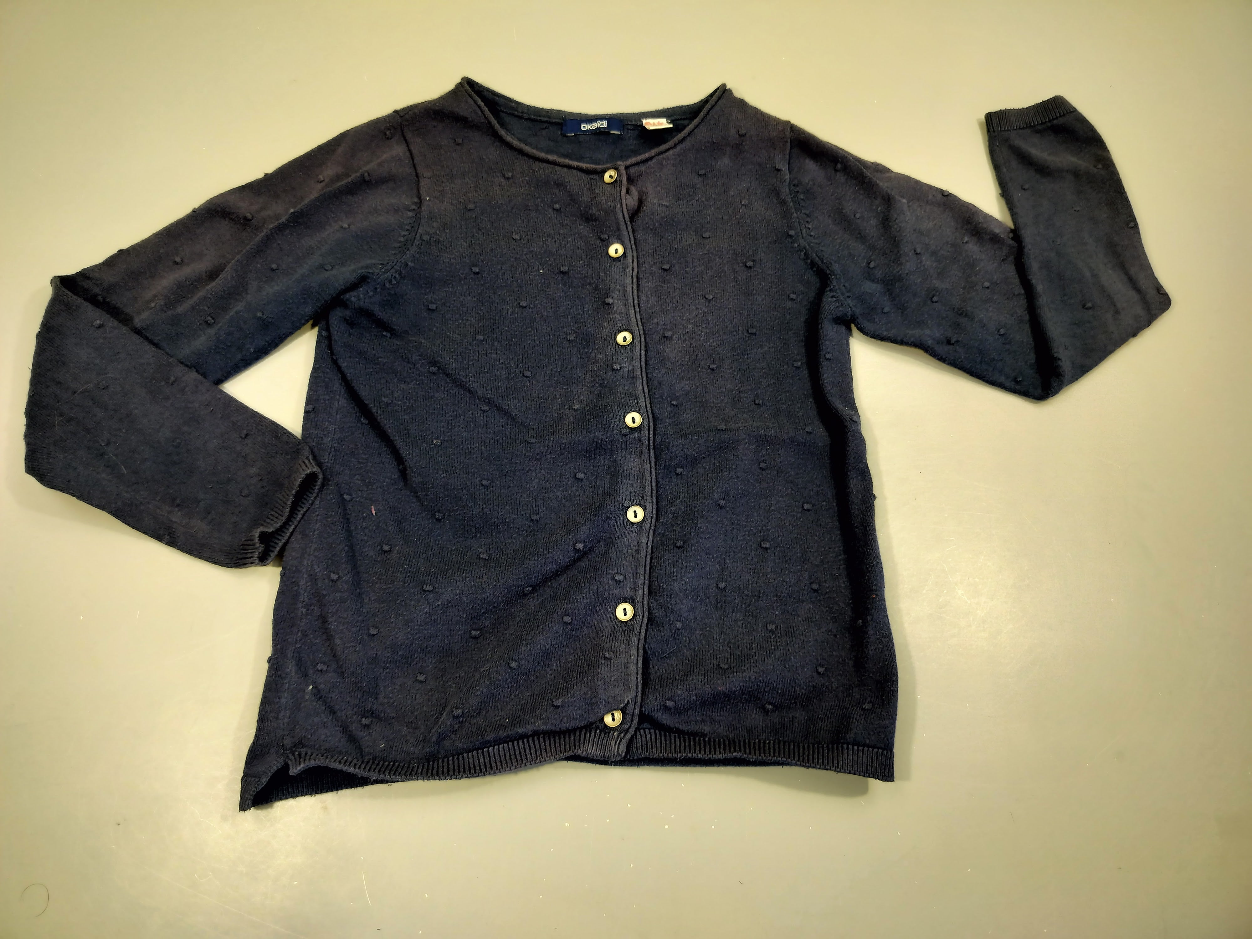 Gilet bleu marine à pois texturés, légèrement bouloché