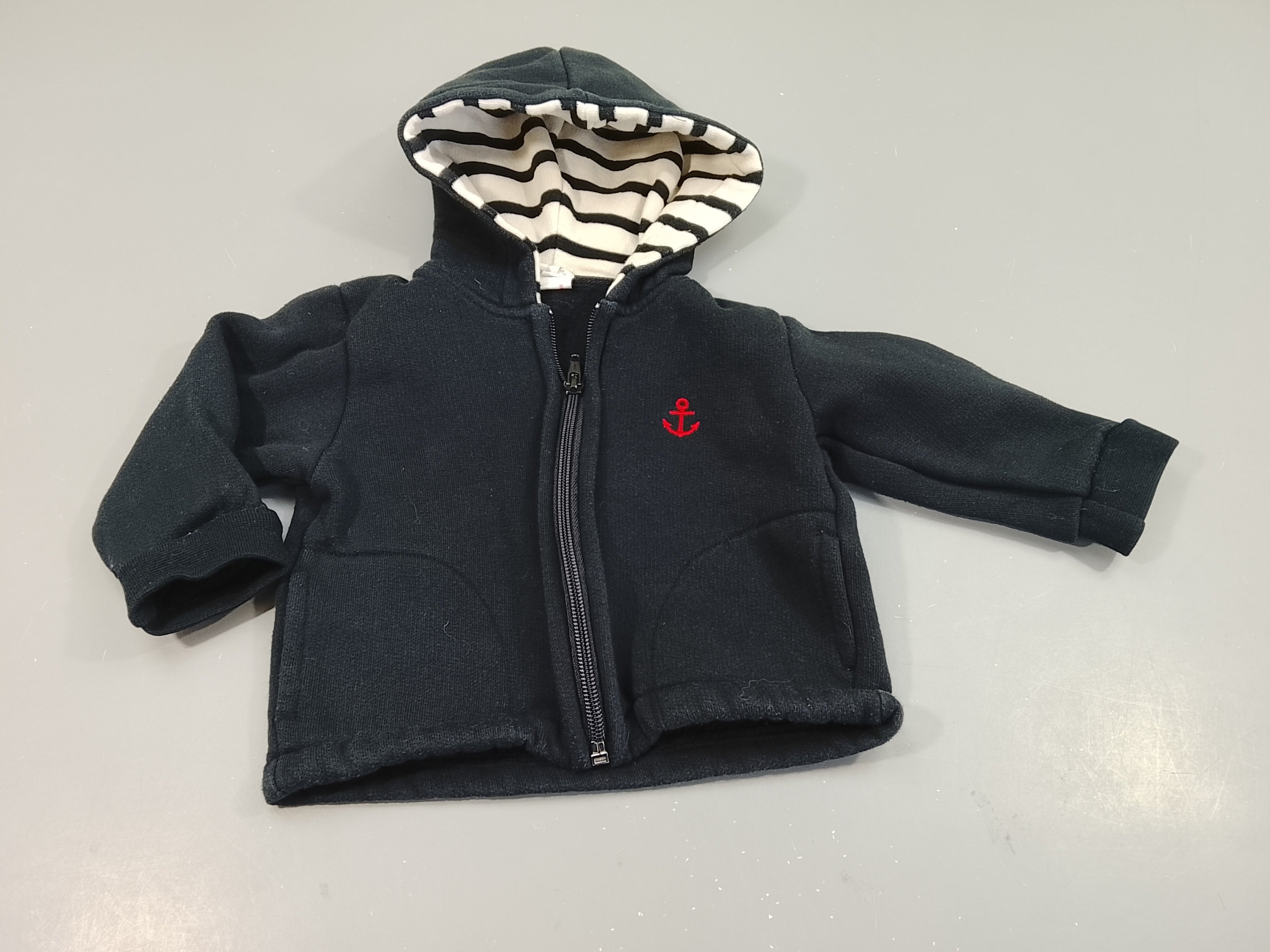Gilet sweat zippé à capuche  bleu marine, poisson rouge