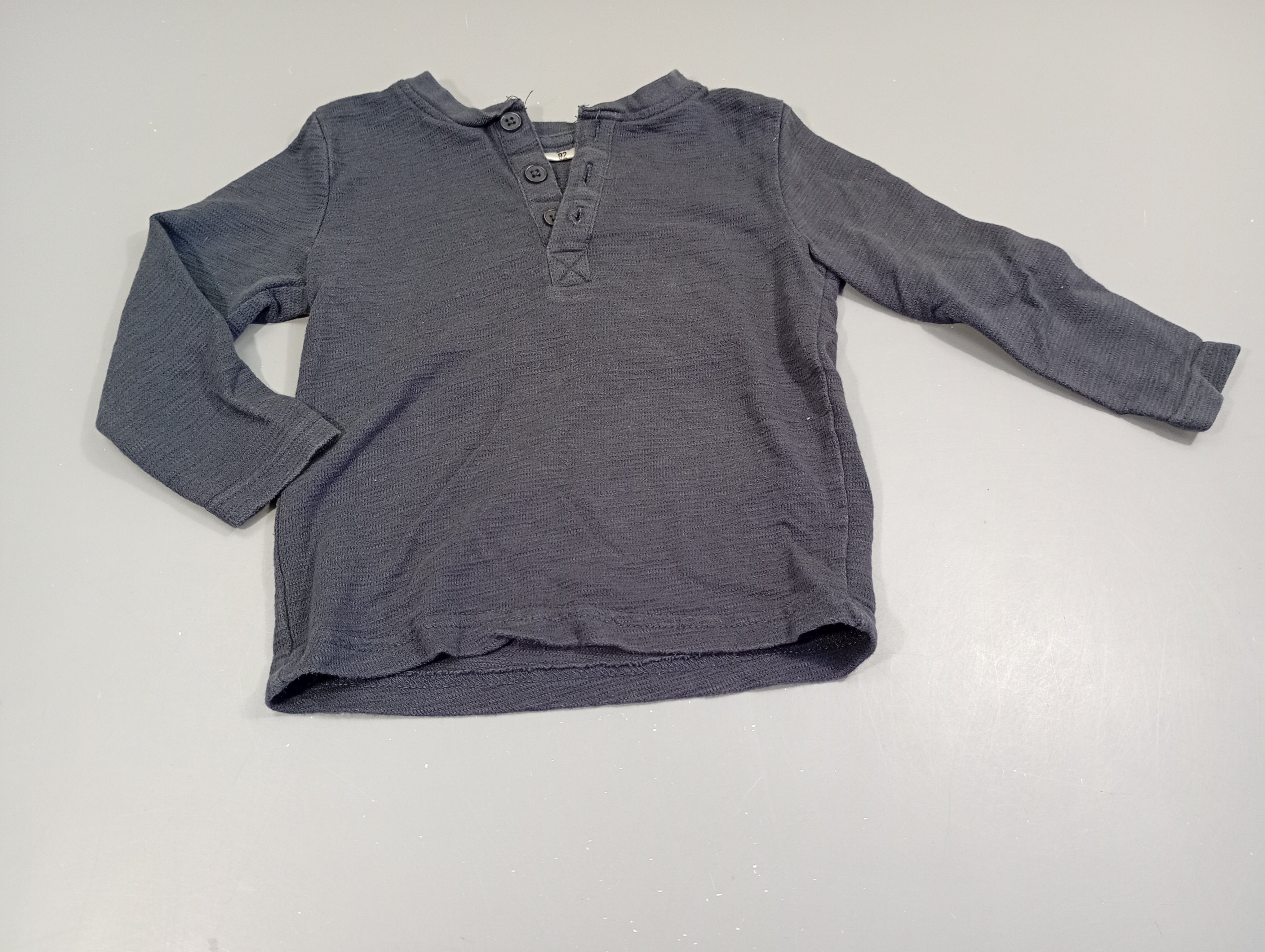 T-shirt m.l bleu marine texturé , 3 petits boutons