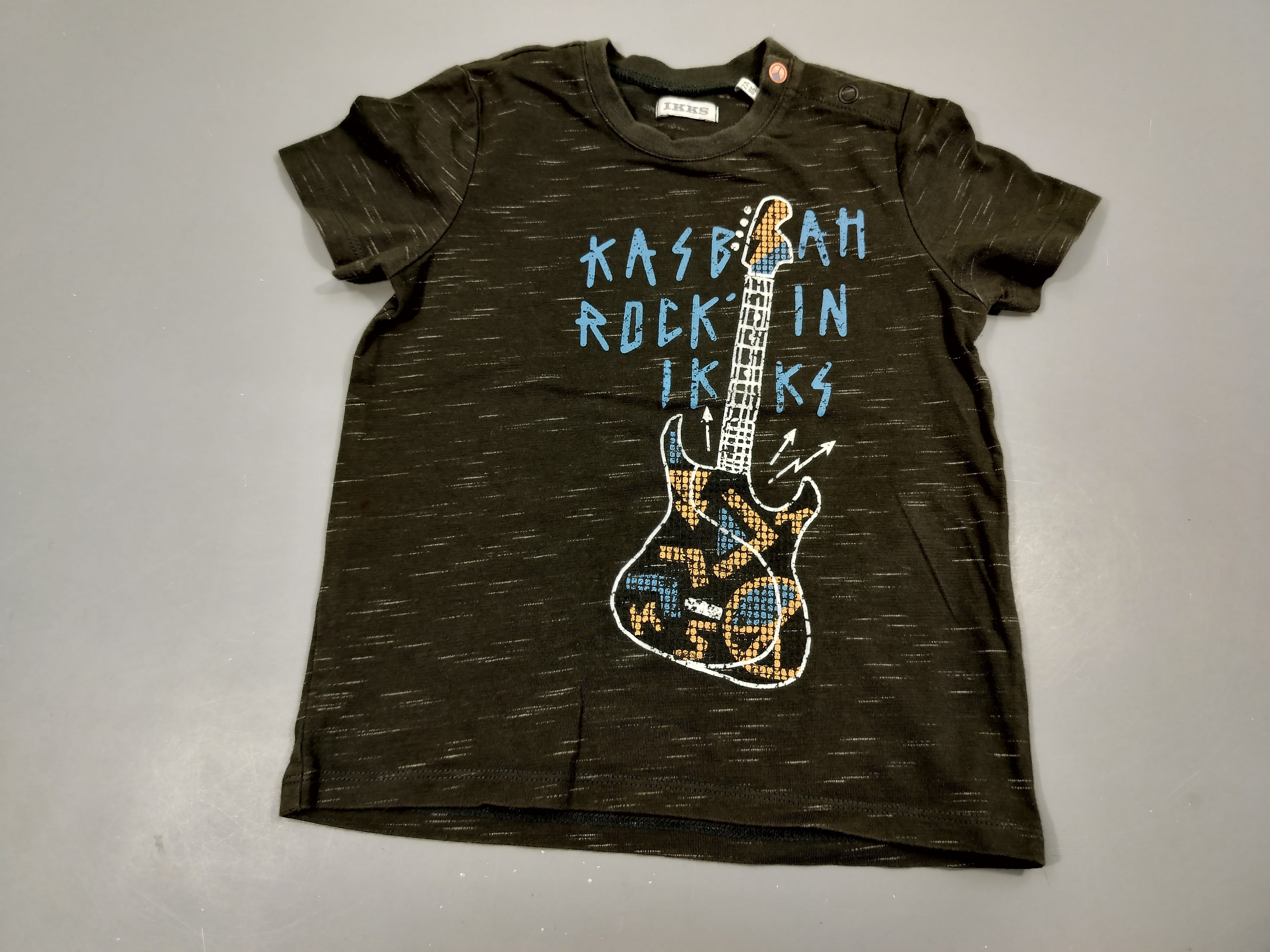 T-shirt jersey m.c anthracite , traits blancs. Guitare  