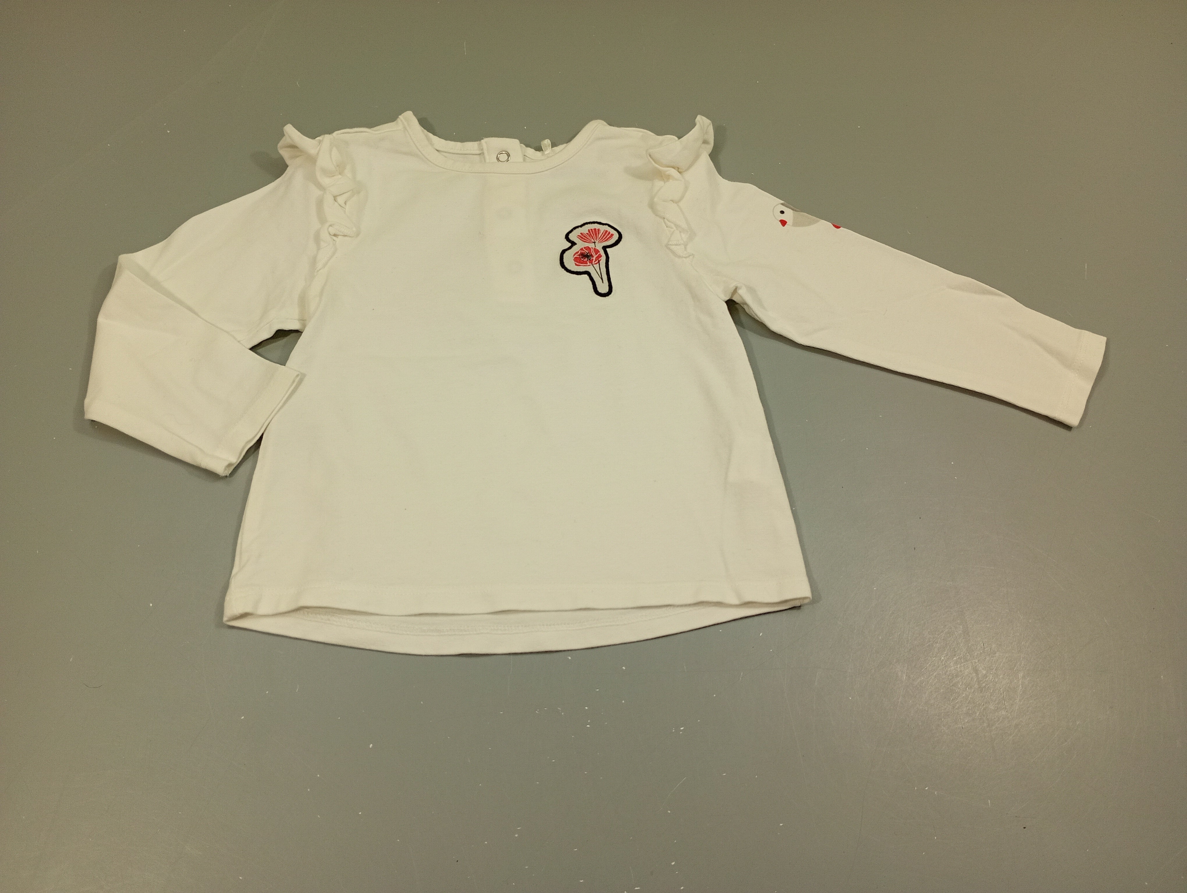 T-shirt m.l blanc ,volants aux manches. 2 fleurs roses