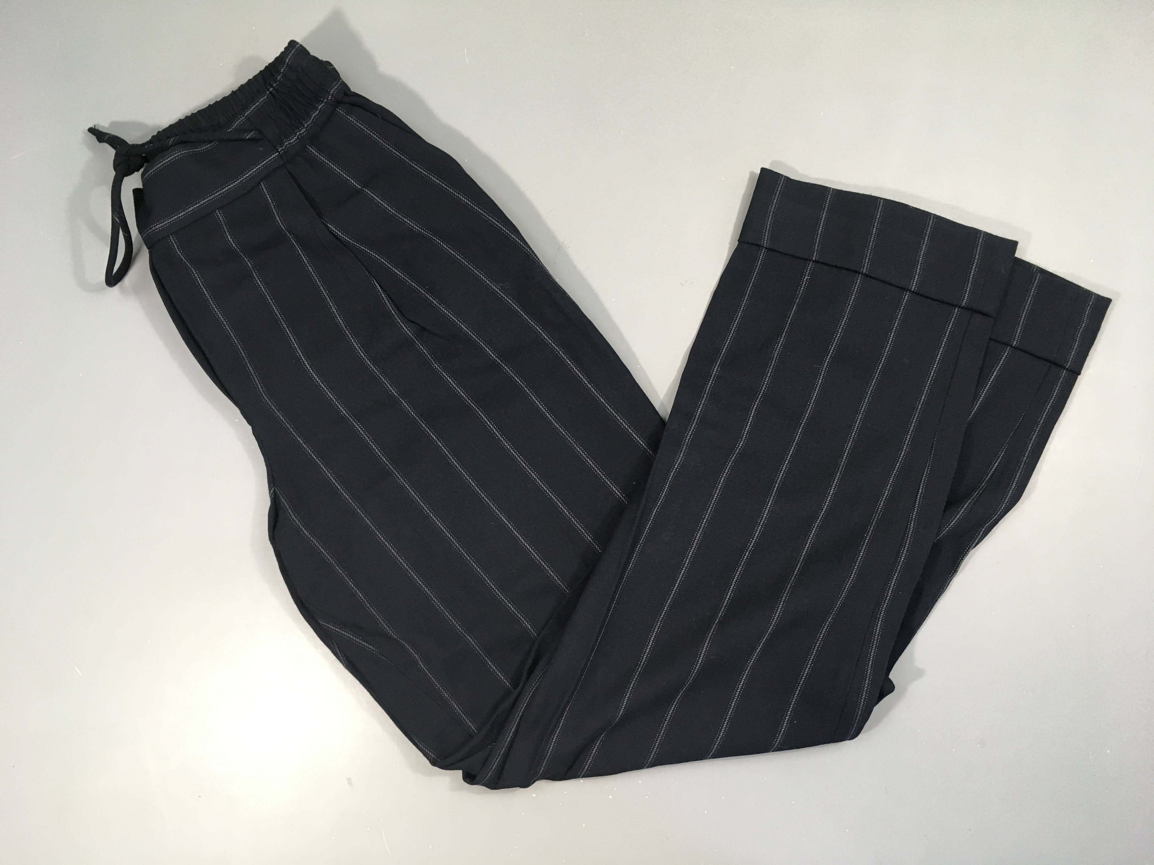 Pantalon bleu marine ligné fin gris