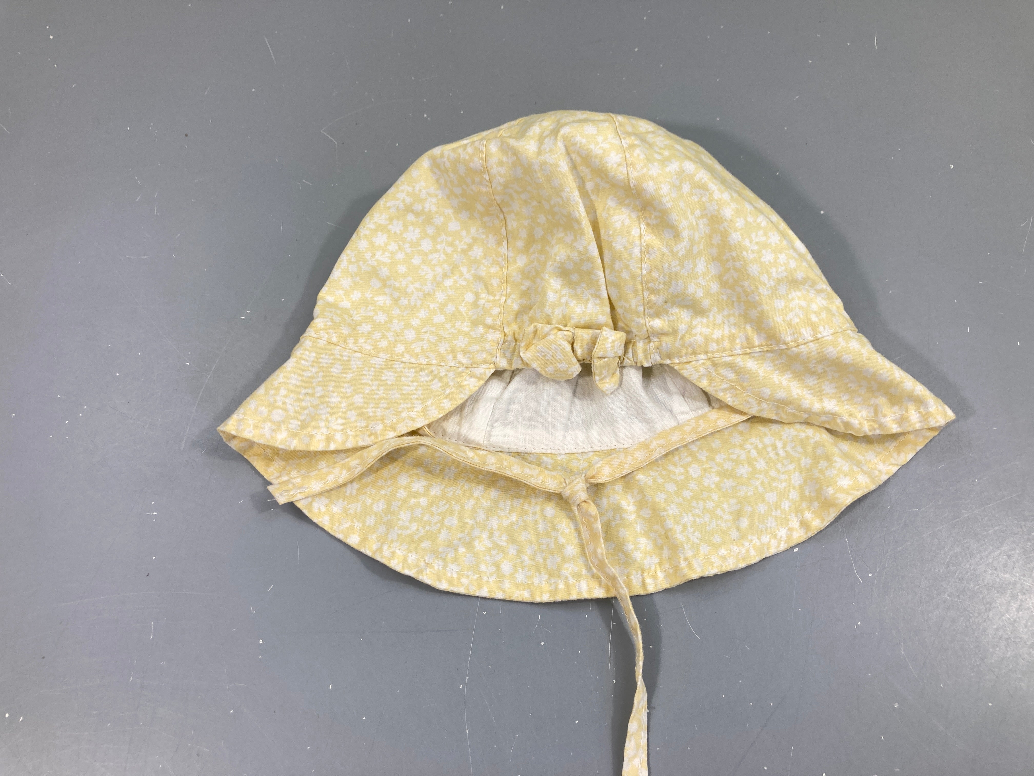 Chapeau jaune fleurs noeud