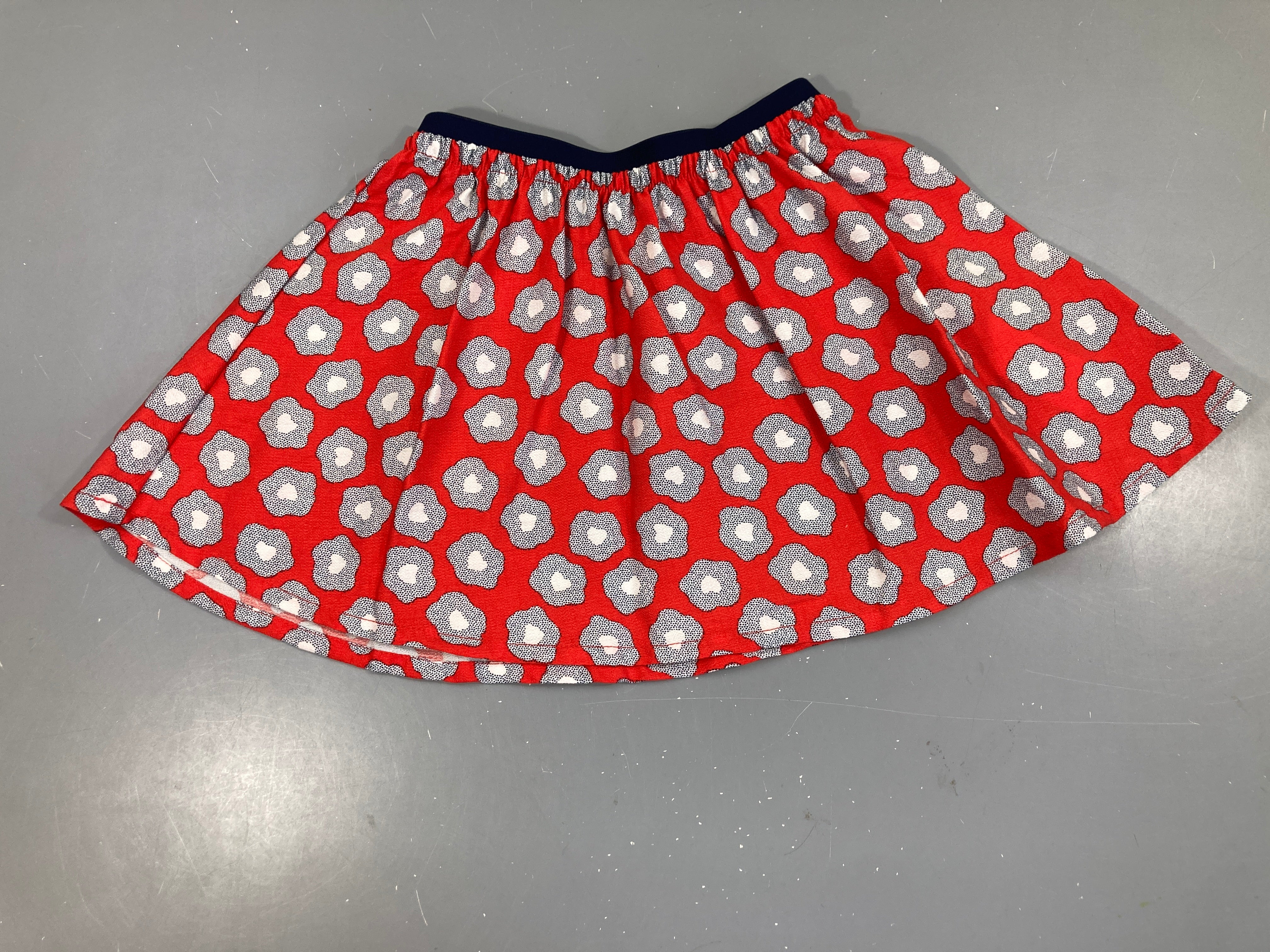 Jupe rouge motifs fleurs bleu/blanc
