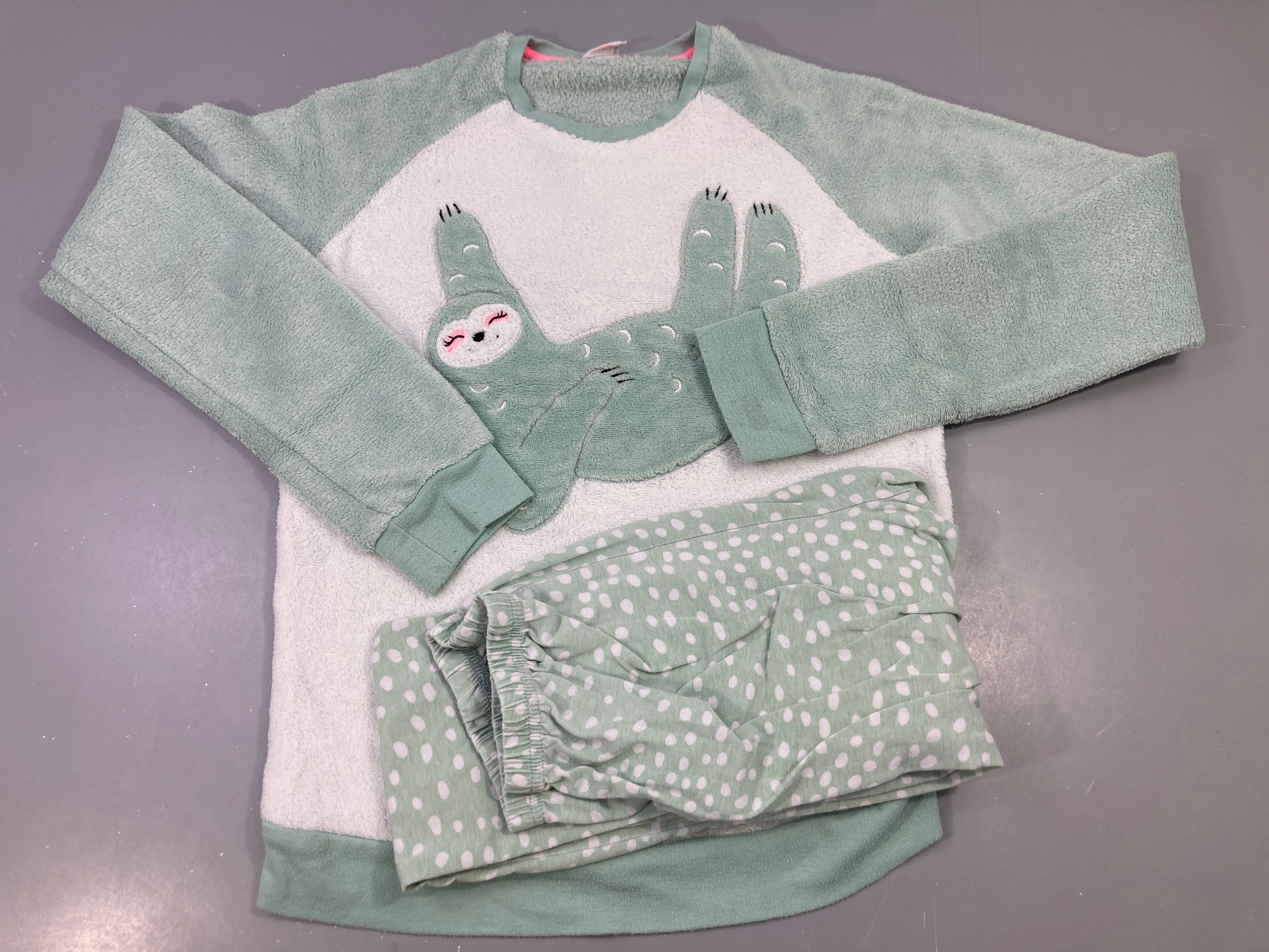 Pyjama haut vert d'eau et blanc haut paresseux, bas jersey vert pois blanc