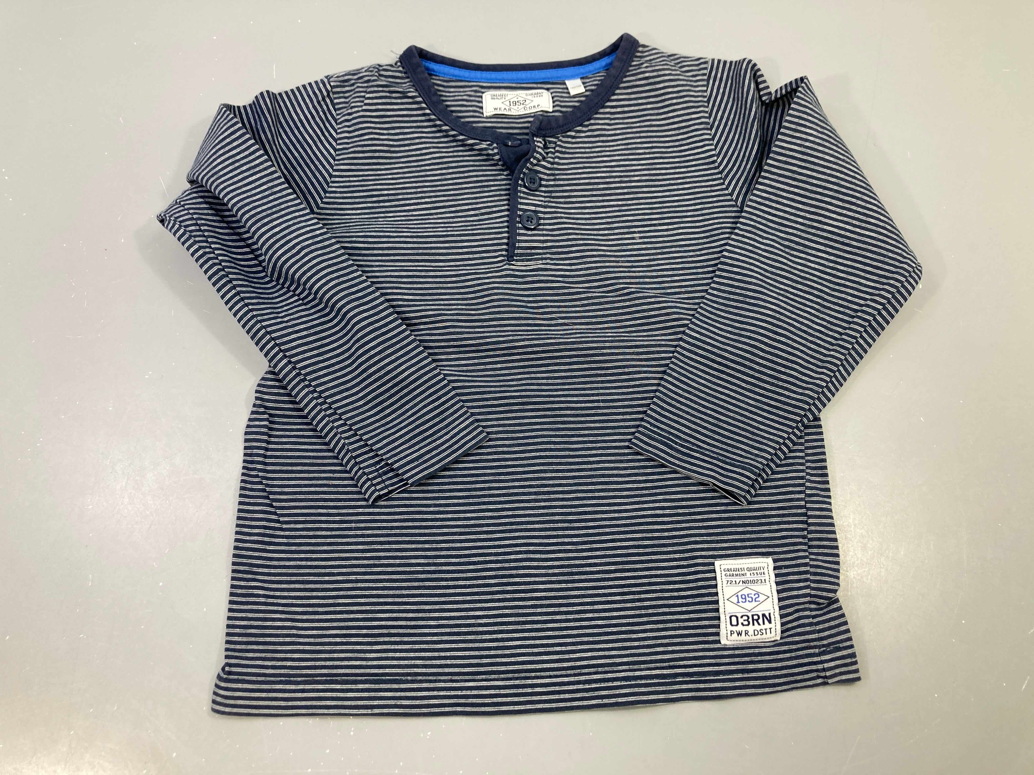 T-shirt m.l rayé bleu foncé/blanc, 3 boutons au col