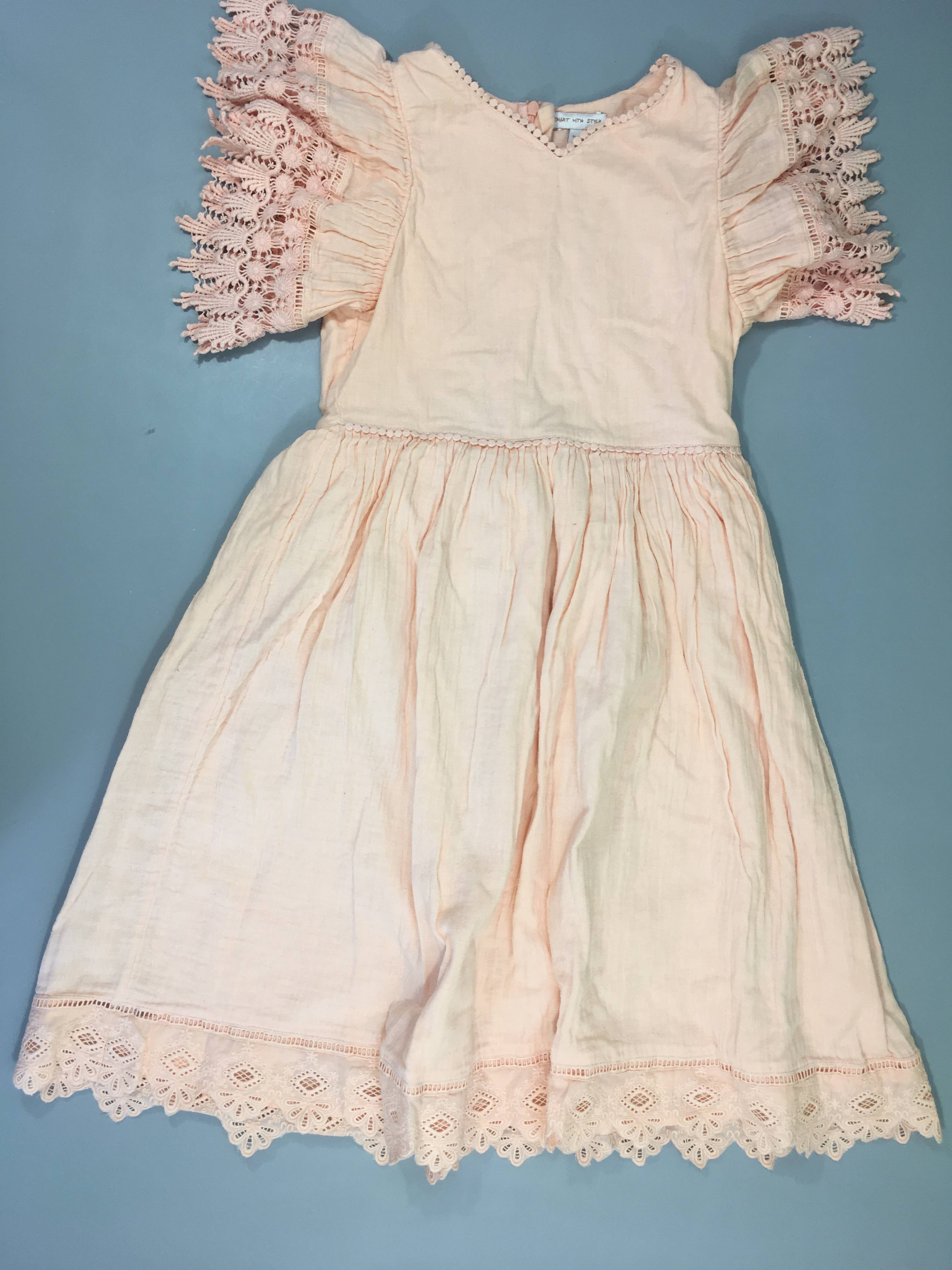 Robe m.c rose gaze de conton dentelle, légèrement boulochée